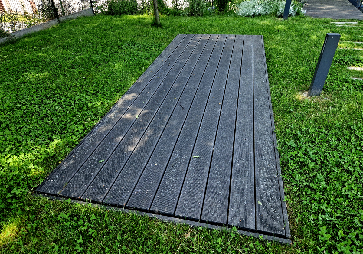 庭院花园户外空间专用地板木质美观线条流畅防水防晒防滑防腐蚀设计用这款木质地板无漆味健康环保无公害铺上效果质感体验肉眼可见表面光滑无毛刺在家有小孩的可光脚在上面行走脚踩舒适不硌脚平时暴晒不褪色不易变形解决你后续免打理顾虑真正体验懒人式花园体验只为你做高端户外地板让你轻松享受高品质户外生活的宣传文案