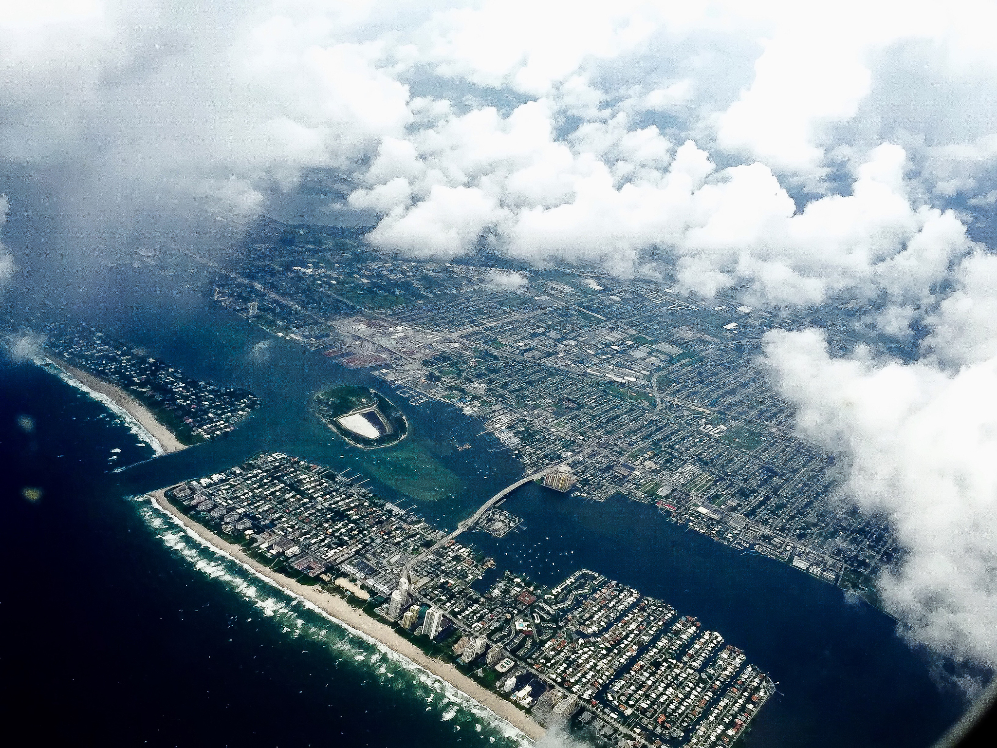 下面是三道雅思口语问题以及回答：1 Well my favorite weather is sunny daySunny day means you can go outside without umbrella or raining clothes that make me feel convenientI will feeling energy when sunny day comesI ca