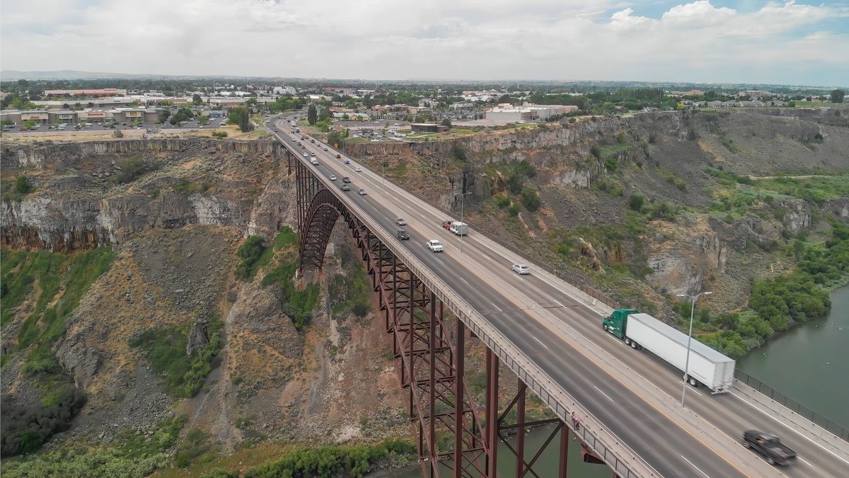 奥地利那种贴在车窗上只适用于国内的高速公路票英语叫做什么？