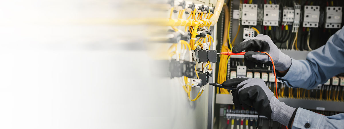 电气实习日志主要内容是老师为我们进行专业工程设计讲解字数700地点在教室