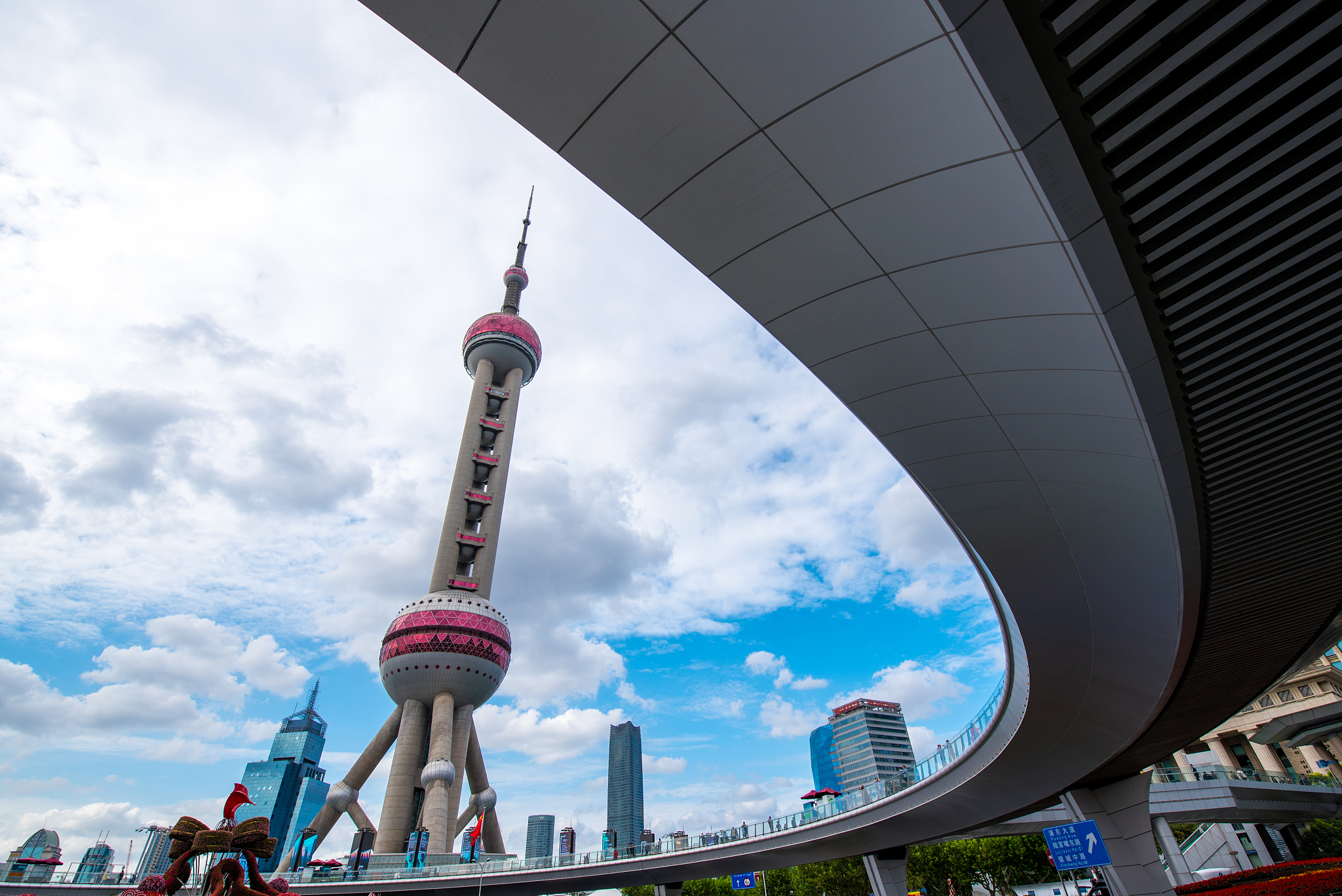 解码东方明珠：科技、夜景与品牌营销如何塑造旅游目的地感知