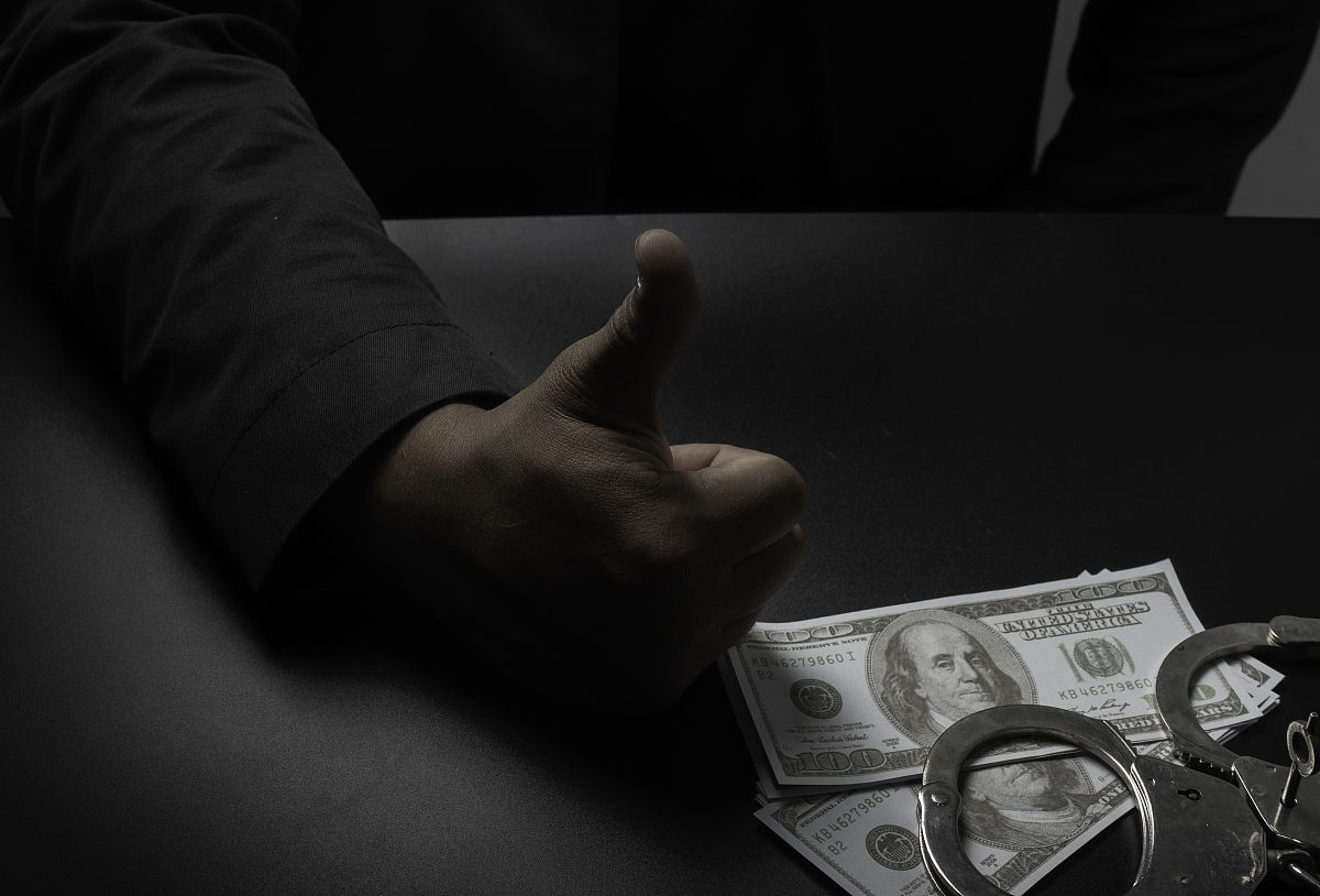 忧化文案这是一个极为高明的做局手段几乎没有破解的可能因为这个局是对人心的精准把控。明朝时期一个贪污腐败的知县倚仗上头有人撑腰搜刮民脂民膏欺压百姓积累了大量财富。后台倒下之后他便退隐下来过着神仙般日子。由于之前没少得罪人就被一伙人盯上了。一天早晨知县在街上溜达完坐在一个亭子里休息。这时一个步履蹒跚的老人一步步走了过来也坐在了亭子里。他手里拿着一盒点心这个点心在当地非常有名销量火爆因为商家时常在里面放