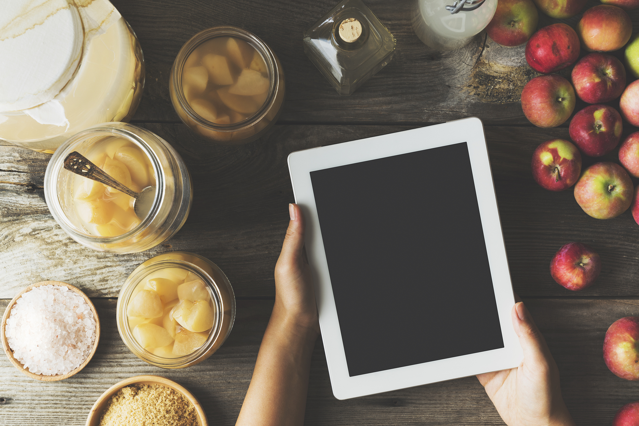 Shanxi Taiyuan Introduction in Chinese and EnglishMy hometown Taiyuan is a beautiful citywhich is the capital of Shanxi ProvinceThe city lies in the central part of the province It is the center of