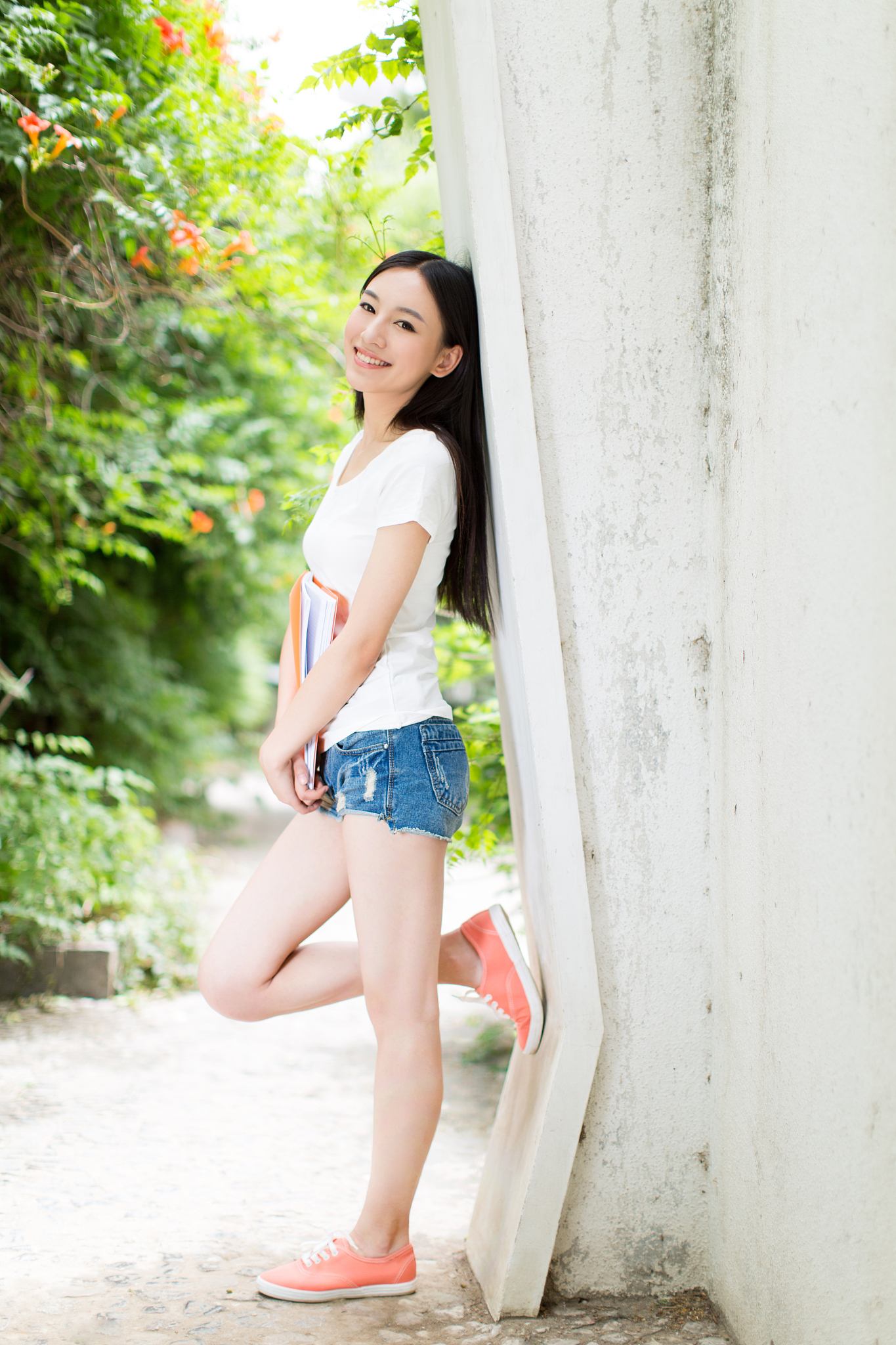 校园里的年轻女孩