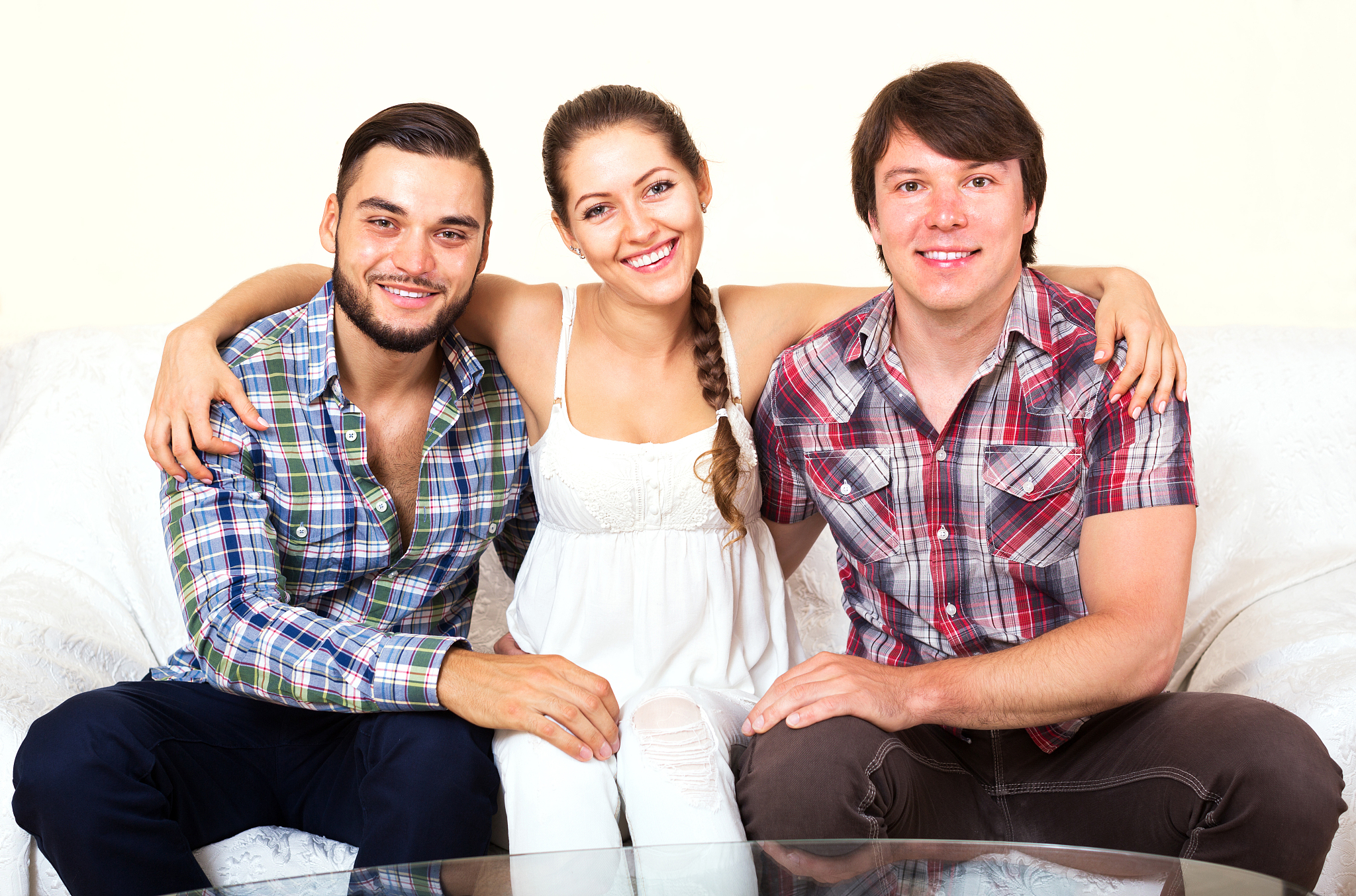 我的妻子是一夫一妻制度国籍 但是我所在的国家可以一夫多妻 我的妻子因为我又找了一位红颜知己而斥责我 我应该如何让她理解我们的习俗