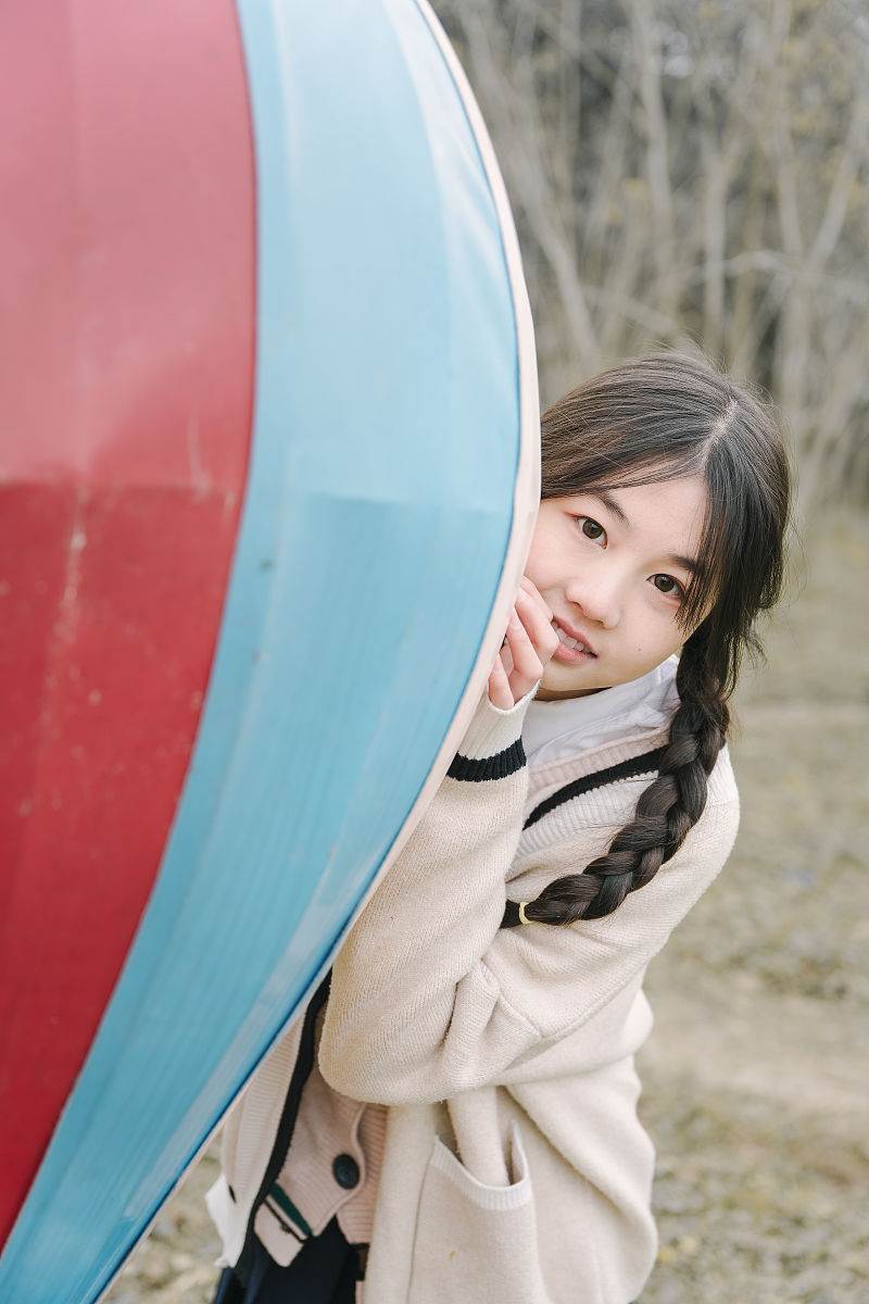 林婷奕是个美女写一篇100字的文章来赞美她