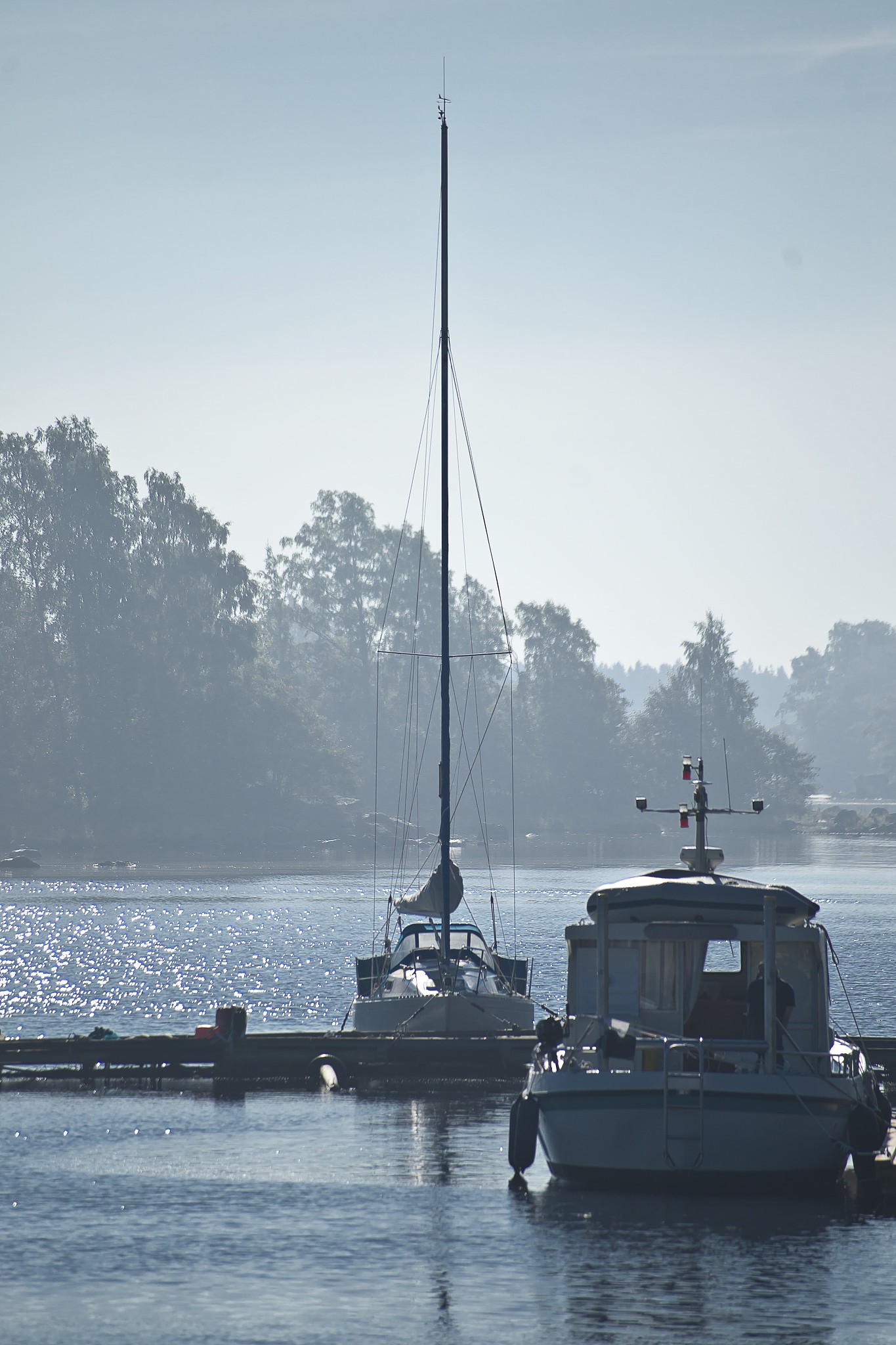 请翻译在4月5日1000时至1600时船舶遭遇了8级北风。并且船舶多次调整了航向以减小迎风面。