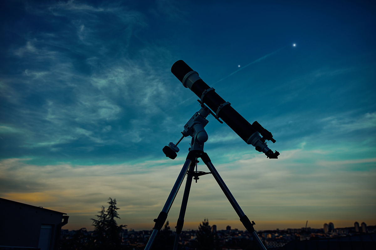 在黄昏的天空下,一个巨大的天文望远镜准备好观测星空.