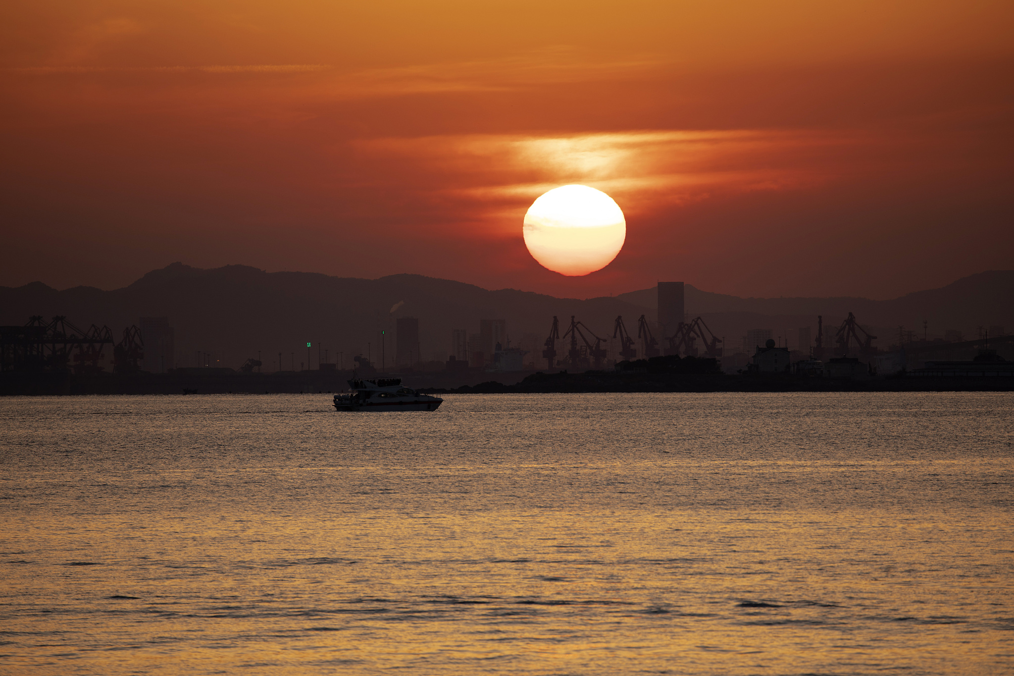 暮色将临，夜色渐浓，古文四字描绘黄昏时分