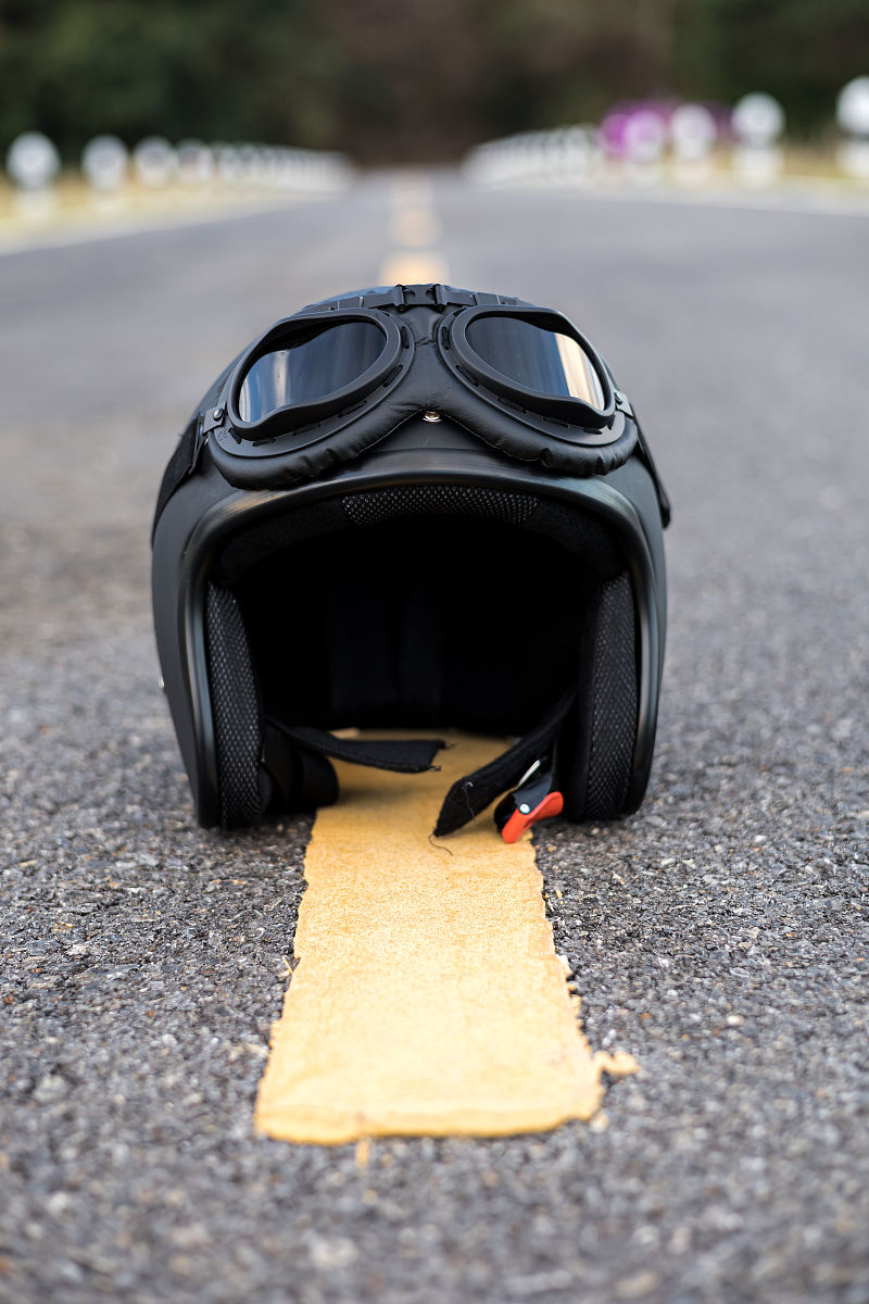 智能头盔是一款集智能化技术、安全性和便利性于一体的头盔。在日常使用中它不仅可以保护骑行者的头部安全还可以提供无线充电功能让用户摆脱繁琐的充电过程随时随地享受便利。此外用户可以通过手机APP对头盔进行控制包括音量调节、基于高德地图的快捷导航、通话等使驾驶变得更加轻松愉悦。智能头盔还配备了蓝牙音频接收装置方便用户在骑行过程中听音乐、接听电话不必担心因为骑行而错过重要信息。此外智能头盔还具有长时间驾驶提