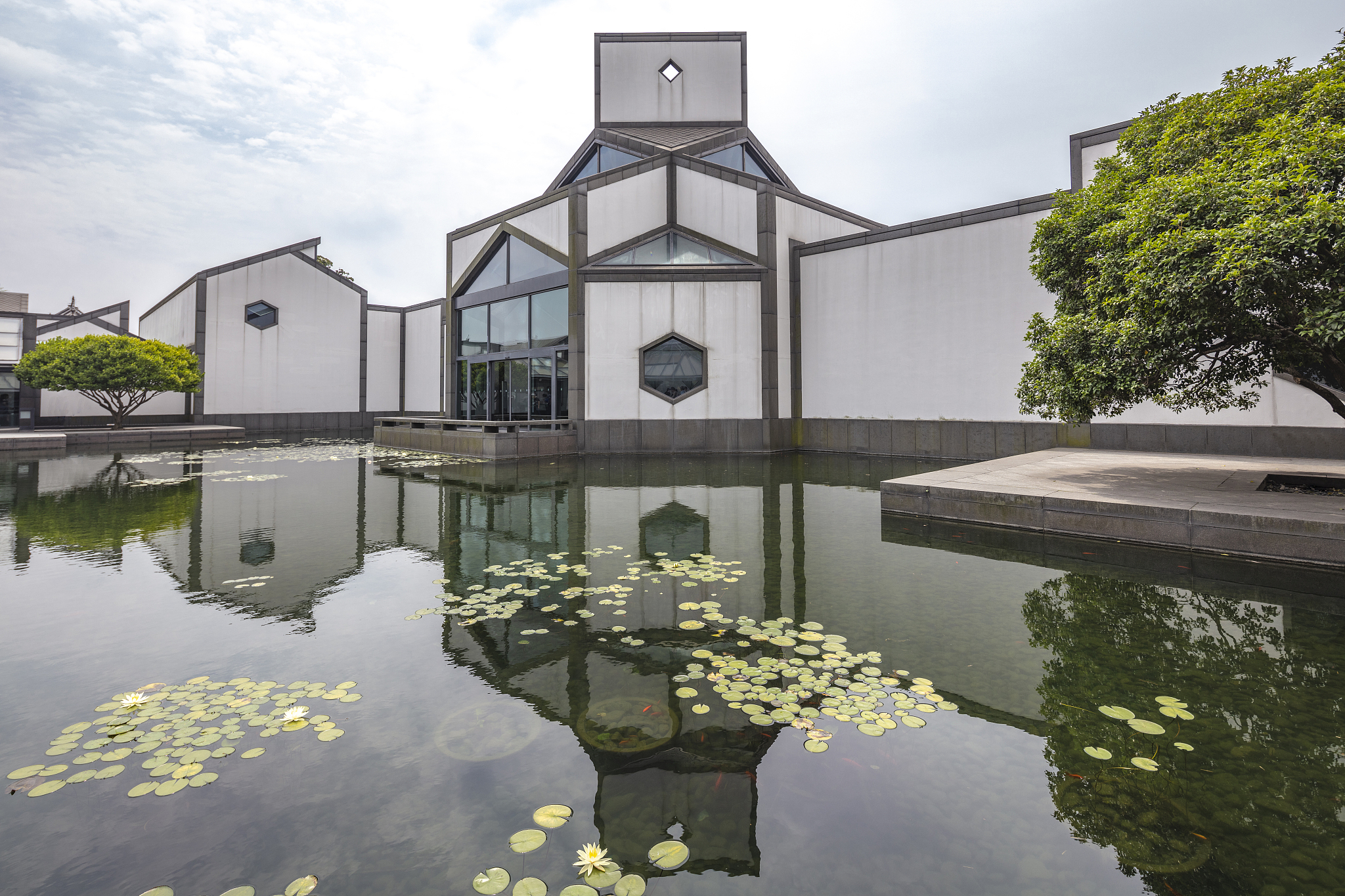 用1000字左右描述下江苏苏州这座城市可以有怎样悠闲的养老生活？