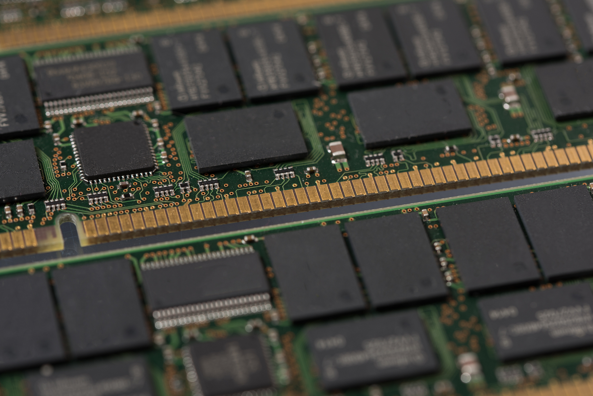 磁性存储芯片和机械硬盘、固态硬盘工作原理的区别是什么