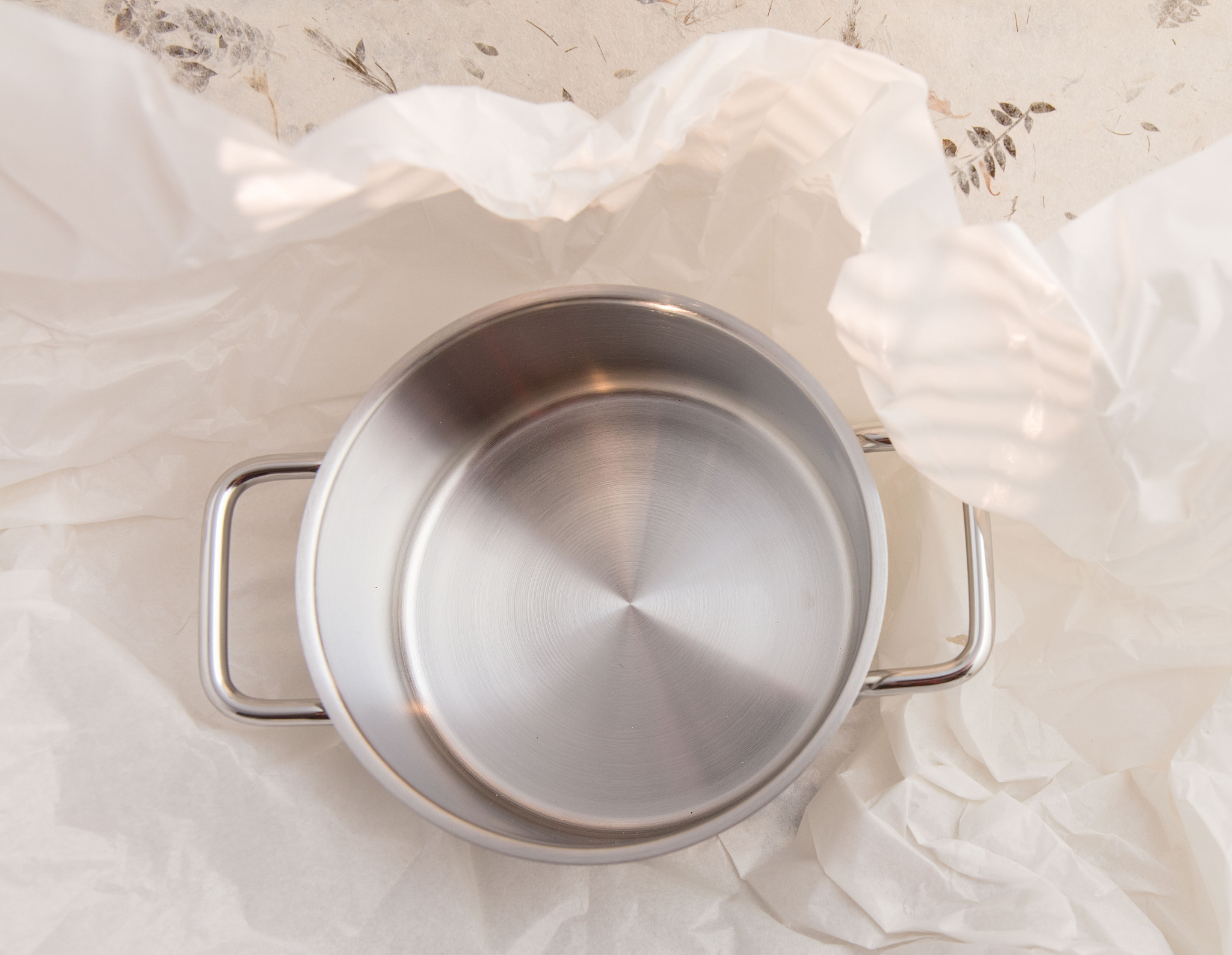 【你做的微压不粘锅永远都替代不了老铁锅——男声我从来没有想过要替代任何的锅我不过是想告诉大家我有更好的工艺材质相对于普通的锅真诚而来我明白我只是不粘性、耐用性更强的锅又岂能满足所有人的需求呢；女声传统的炒锅讲究的是认知度广—— 男声 是呀谁不想让大众所知晓呢而我想做的是一款每个家庭都能安心使用的微压不粘锅呢；通体锅身魅蓝色的搭配颜值超高摆在厨房都像一件艺术品的存在；我既有着铁锅、不锈钢锅的功能但