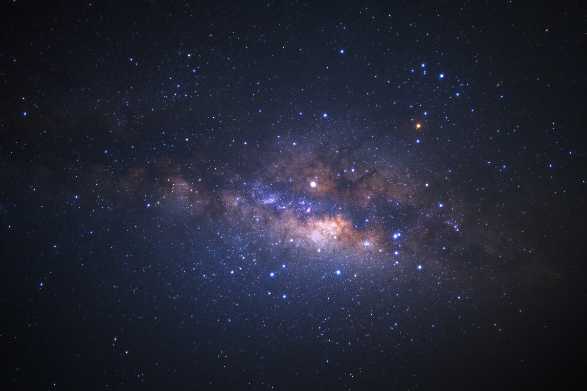 银河系在宇宙中,包含星星和星尘,长时间曝光摄影,有感