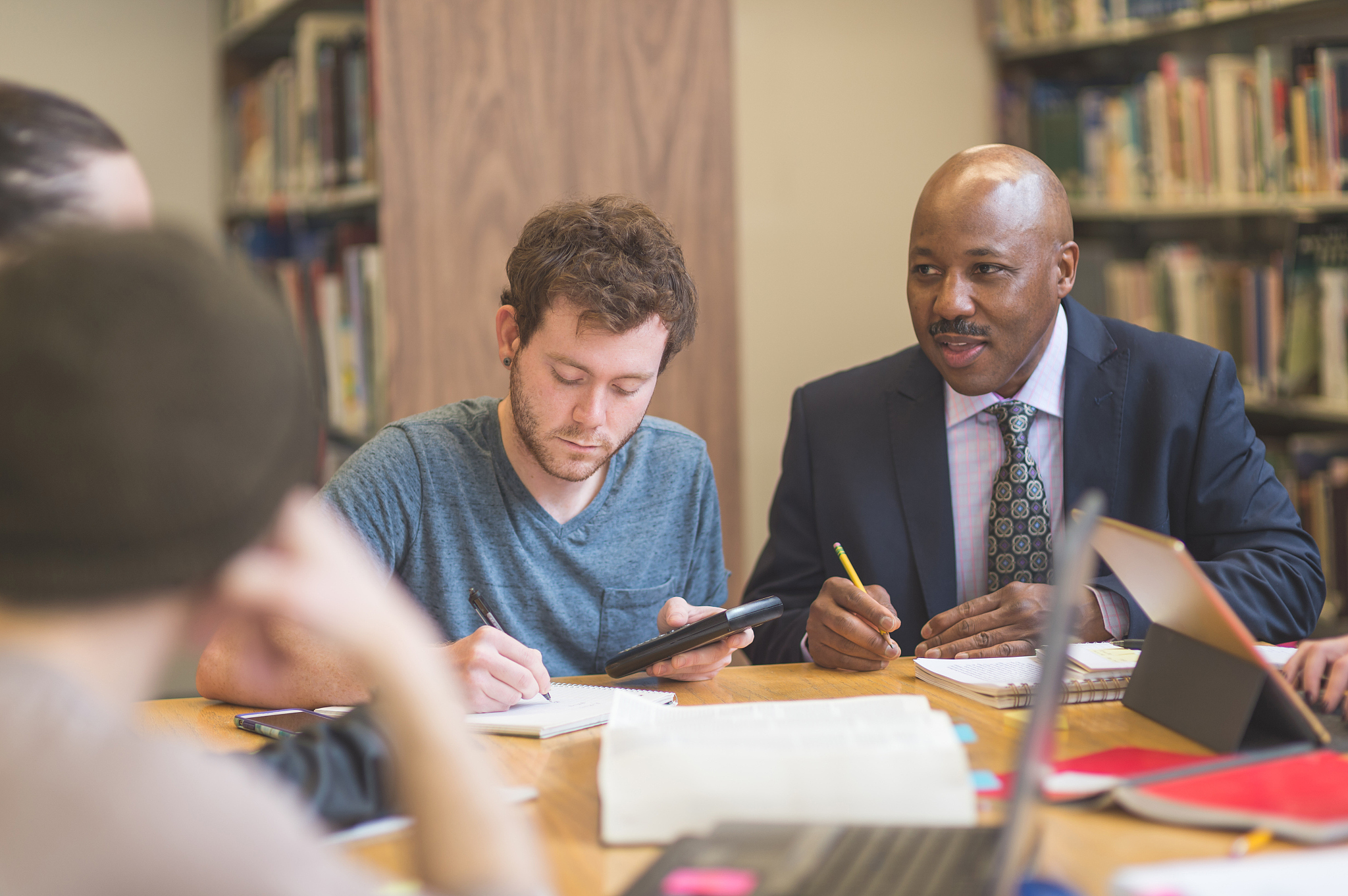 置身于高手之中盛和塾的大阪分塾举办了一场自主学习会作为一个来自静冈塾的塾生我参加了这次学习会。这次学习会在大阪工商会议所大礼堂举行。400多名经营者齐聚一堂气氛严肃认真。发言者全部选自盛和塾世界大会演讲者及经营者奖获得者个个都是经营中的佼佼者。学习会从下午2点开始一直到晚上11点结束。两位发言者在发表经营体会后紧接着就发言内容接受了漫长的关于经营的提问。提问内容涉及方方面面包括经营志向、企业愿景、