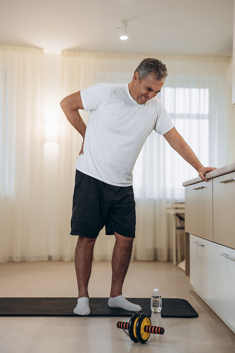 运动中肌肉痉挛的处置方法？	 A对痉挛部位的肌肉做牵引 B冷敷 C按摩 D揉捏 多选