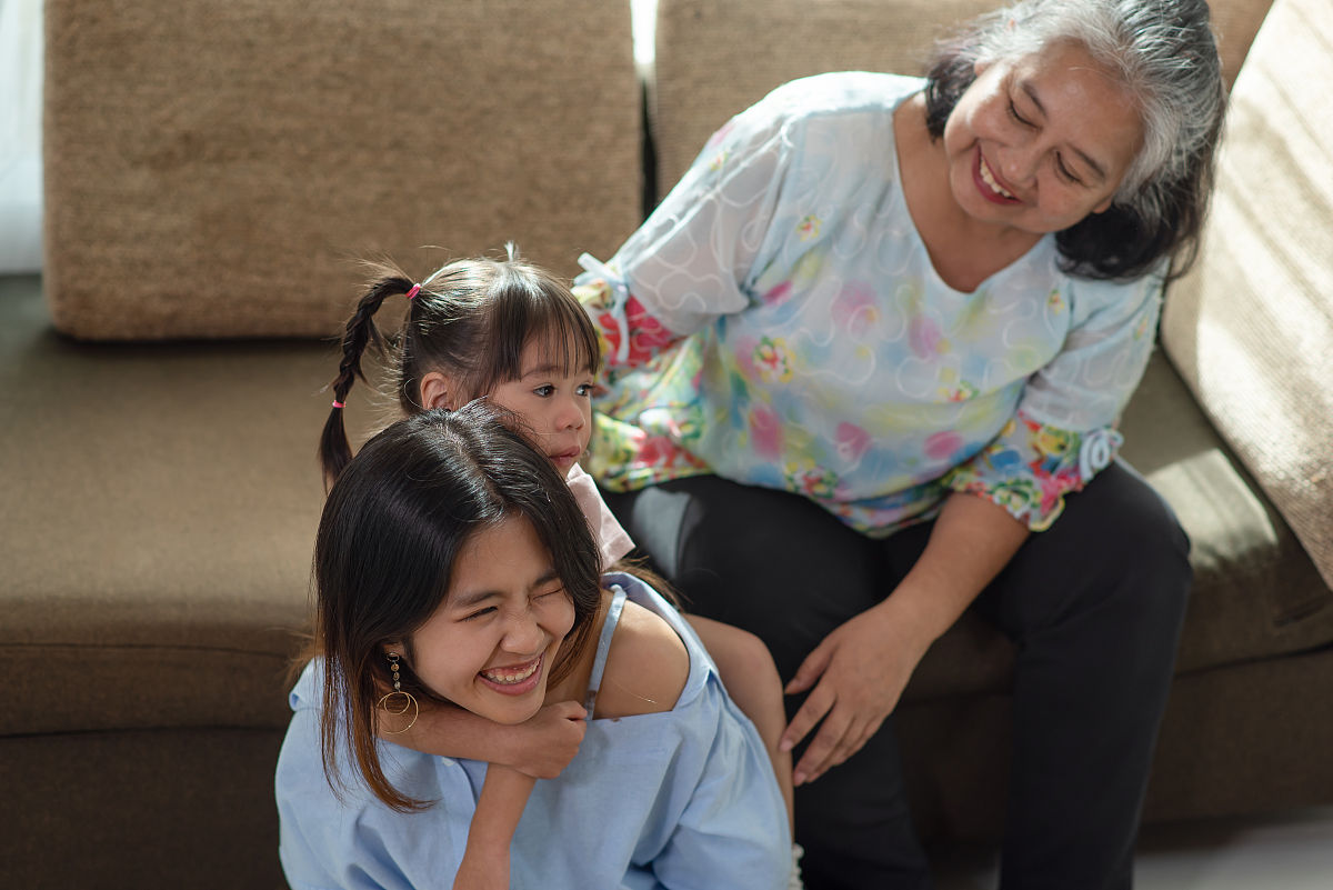 岳母来照顾怀孕的妻子，感受家庭温暖和亲情力量