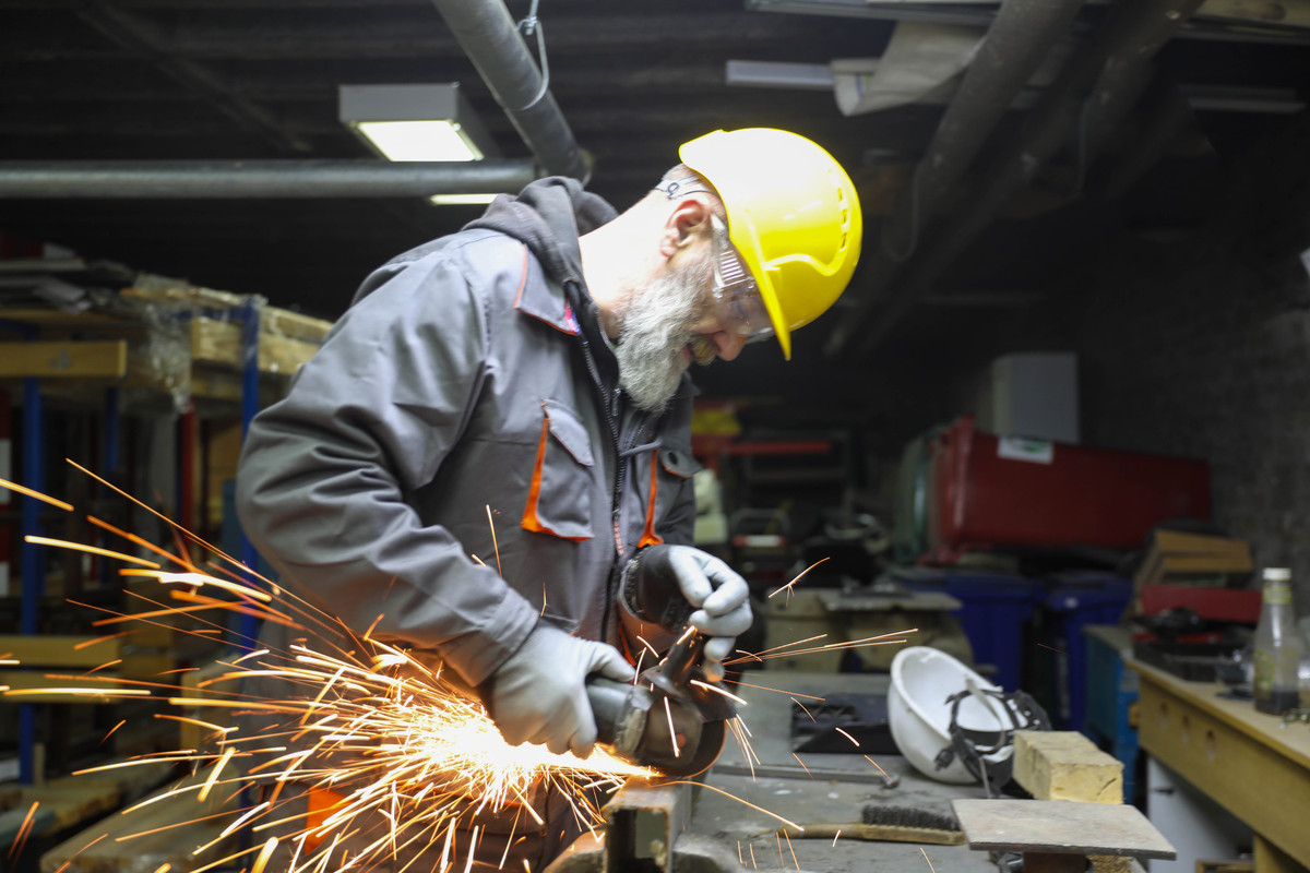 加工中心老工人某某：坚守岗位，不断学习，提高效率，完成生产任务