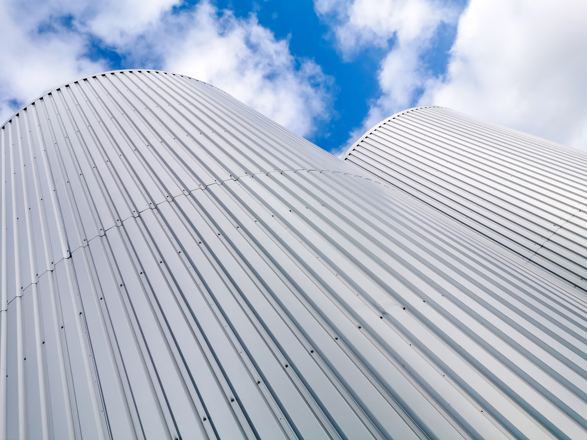 改写 根据IBI2012生物炭被定义为在有限的氧气环境中通过生物质的热化学转化而获得的固体材料。由于其优良的特性它在农业、环境和能源等各个领域引起了广泛关注。