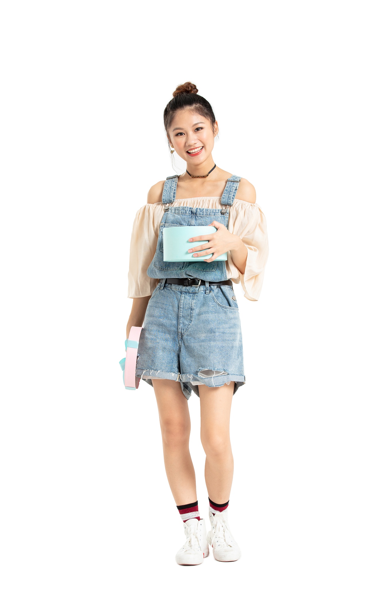 手拿礼品盒的年轻女生