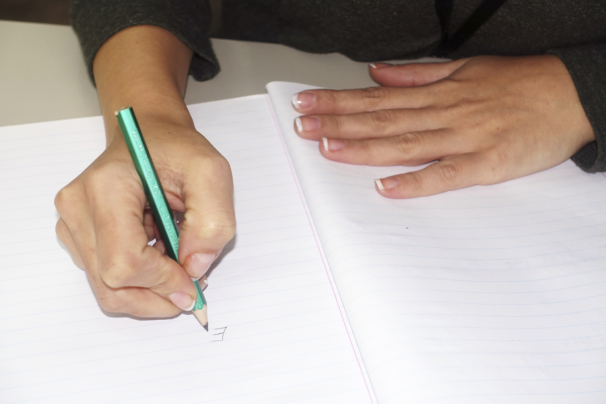 小孩左手写字需要纠正吗