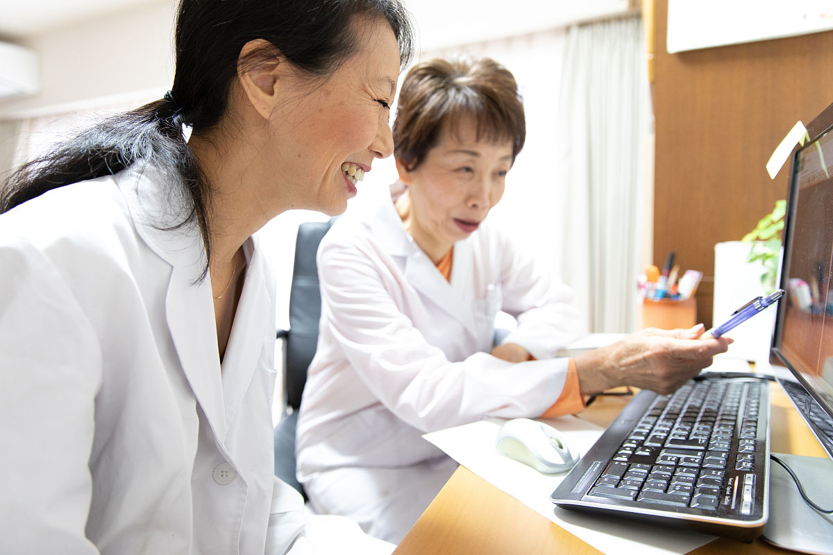 女医生检查核磁共振