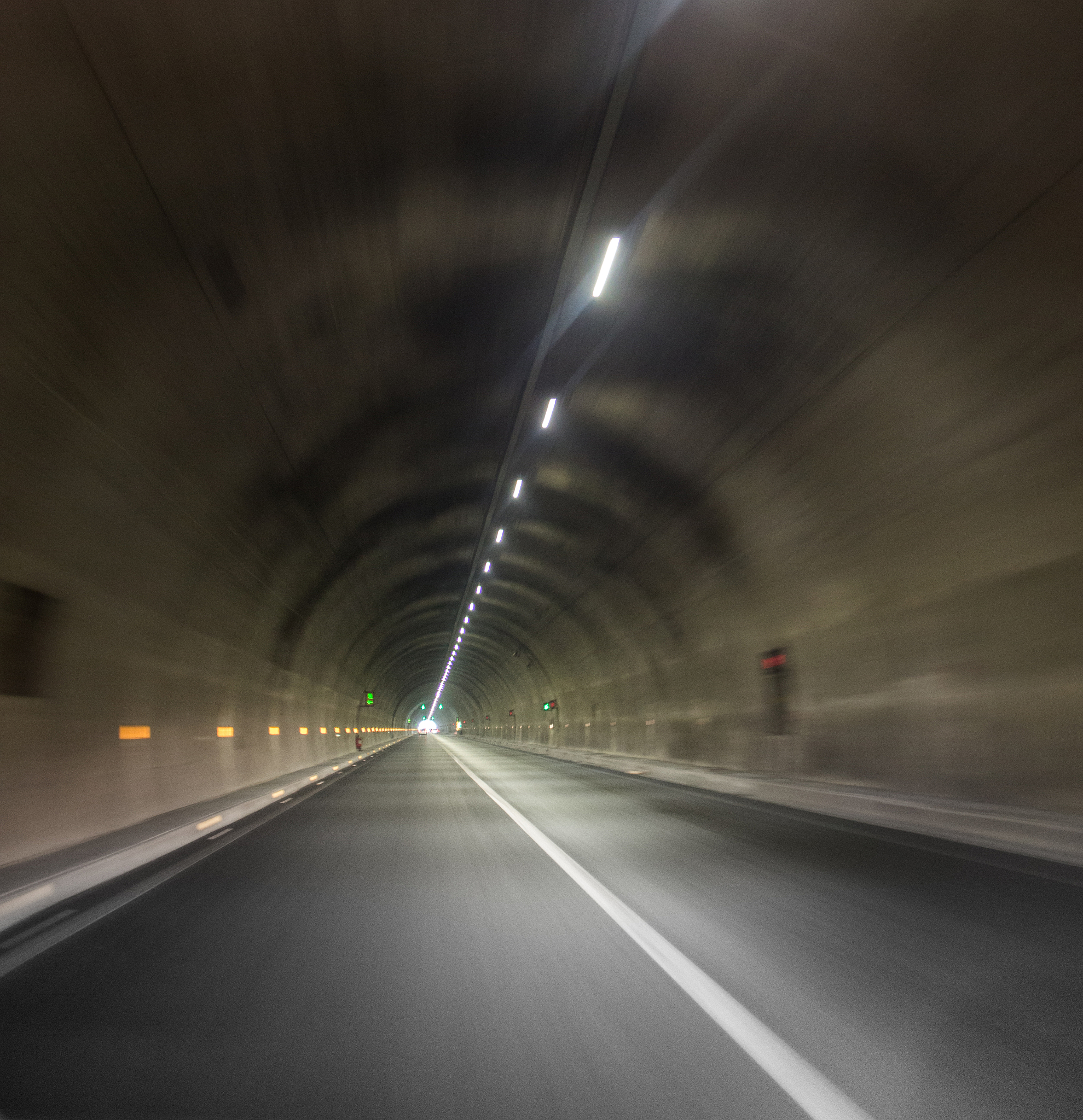 给我依据《公路隧道养护技术规范》H12-2015做一个5000字的城市隧道养护方案