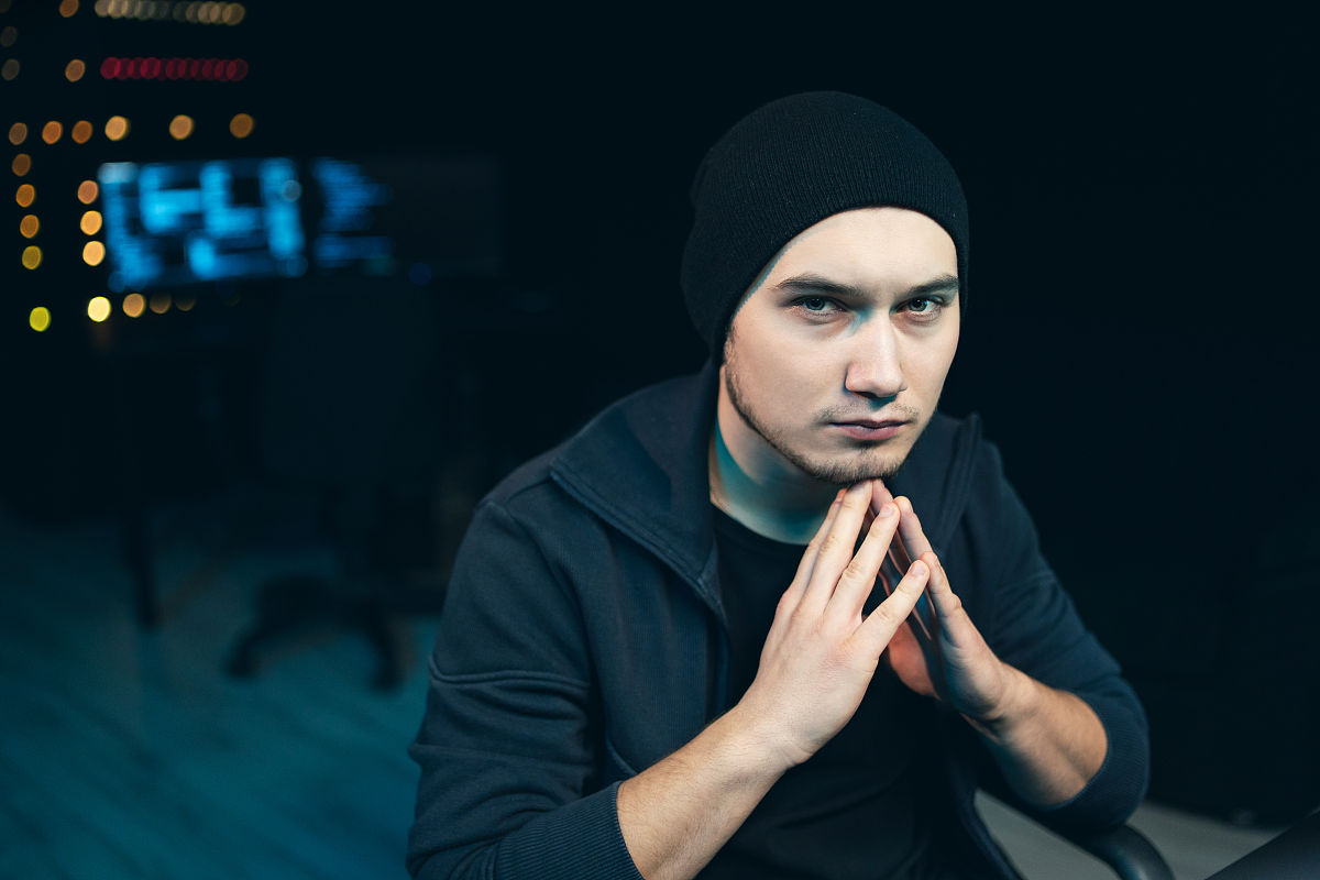 小 B 是 Y 省的一名运营人员和甲方用户李四私交较好某日收到李四的一个 1000W 用户 指令下发紧急需求由于自己无授权账号无法处理因此直接联系同事小 C 借用他的已授权 账号信息进行了处理事后给对应项目负责人进行了汇报。 结合如上案例请回答如下问题： 小 C 及时高效的完成了用户的紧急需求整个过程小 C 的做法是否正确并阐述理由？结合培训内容及本文案例请阐述生产环境账号申请流程及生产环境操作步