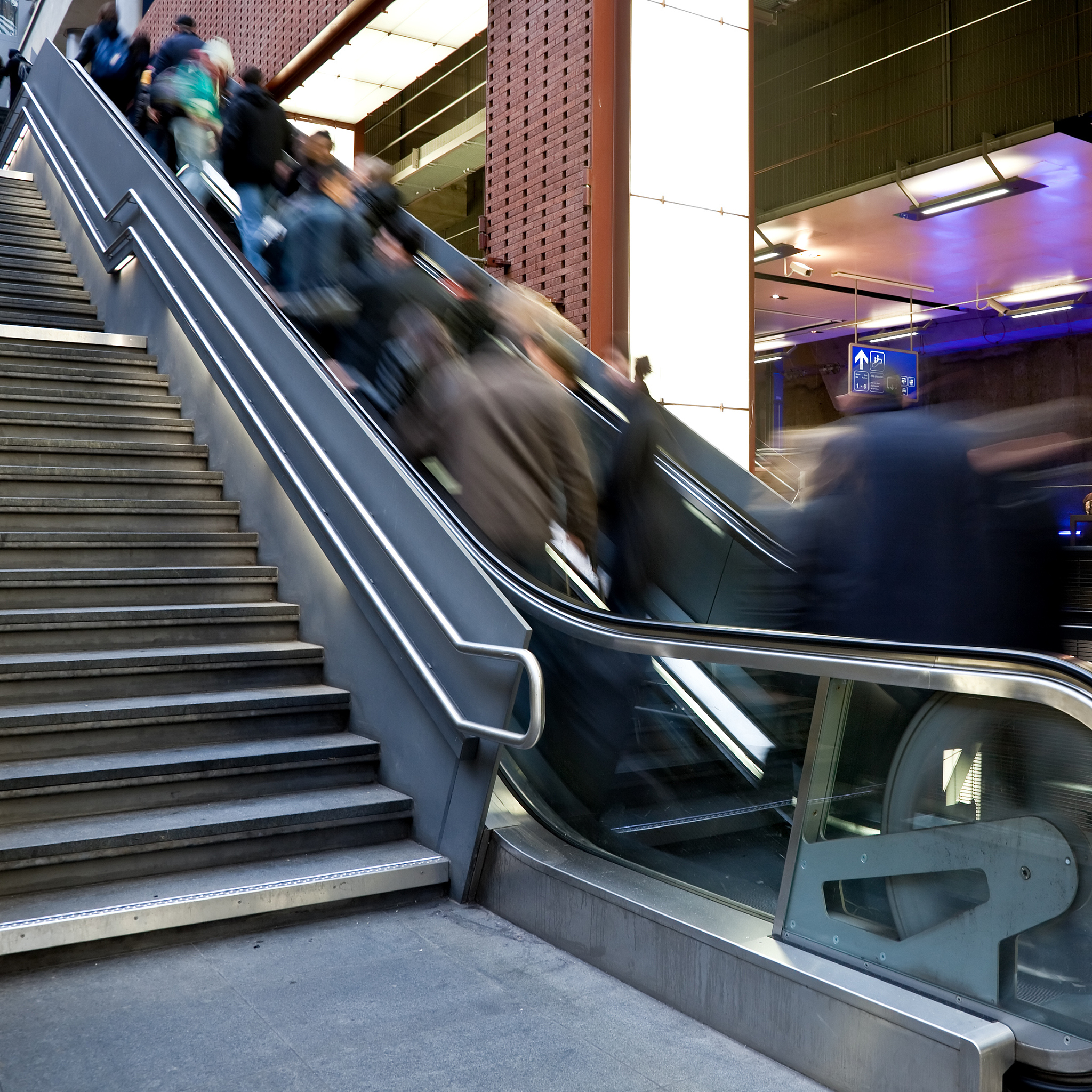 地铁扶梯事故：演化博弈揭示责任与赔偿