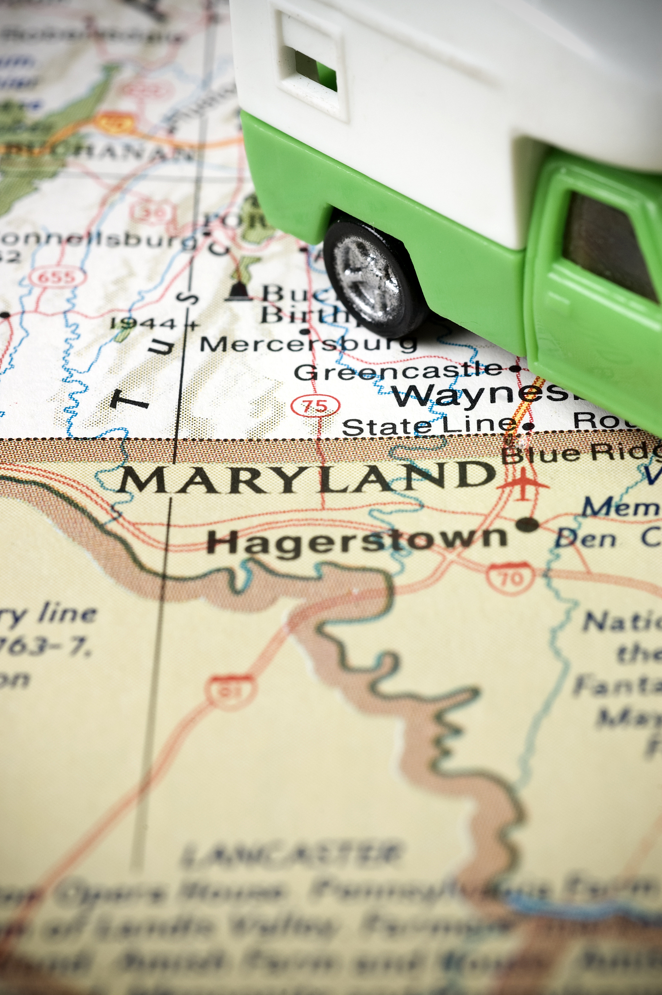 我想建一个旅游攻略类的网站，请帮我设计10个标题栏，并翻译为英文。