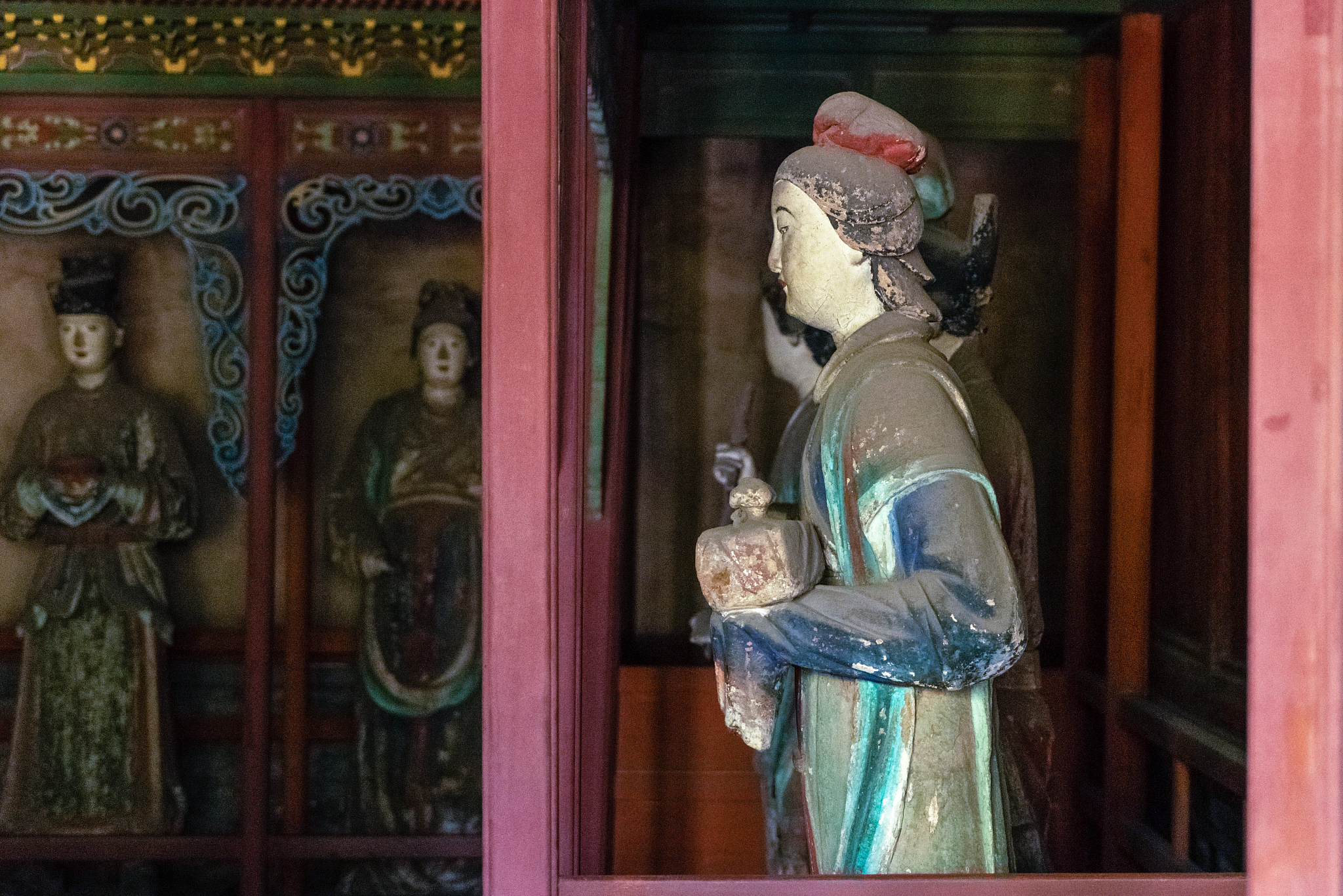 晋祠圣母殿彩塑侍女像