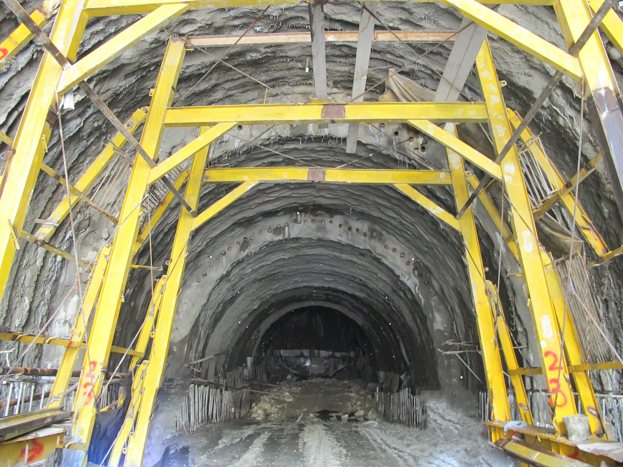 地下工程对地质环境影响案例分析：地铁二号线工程