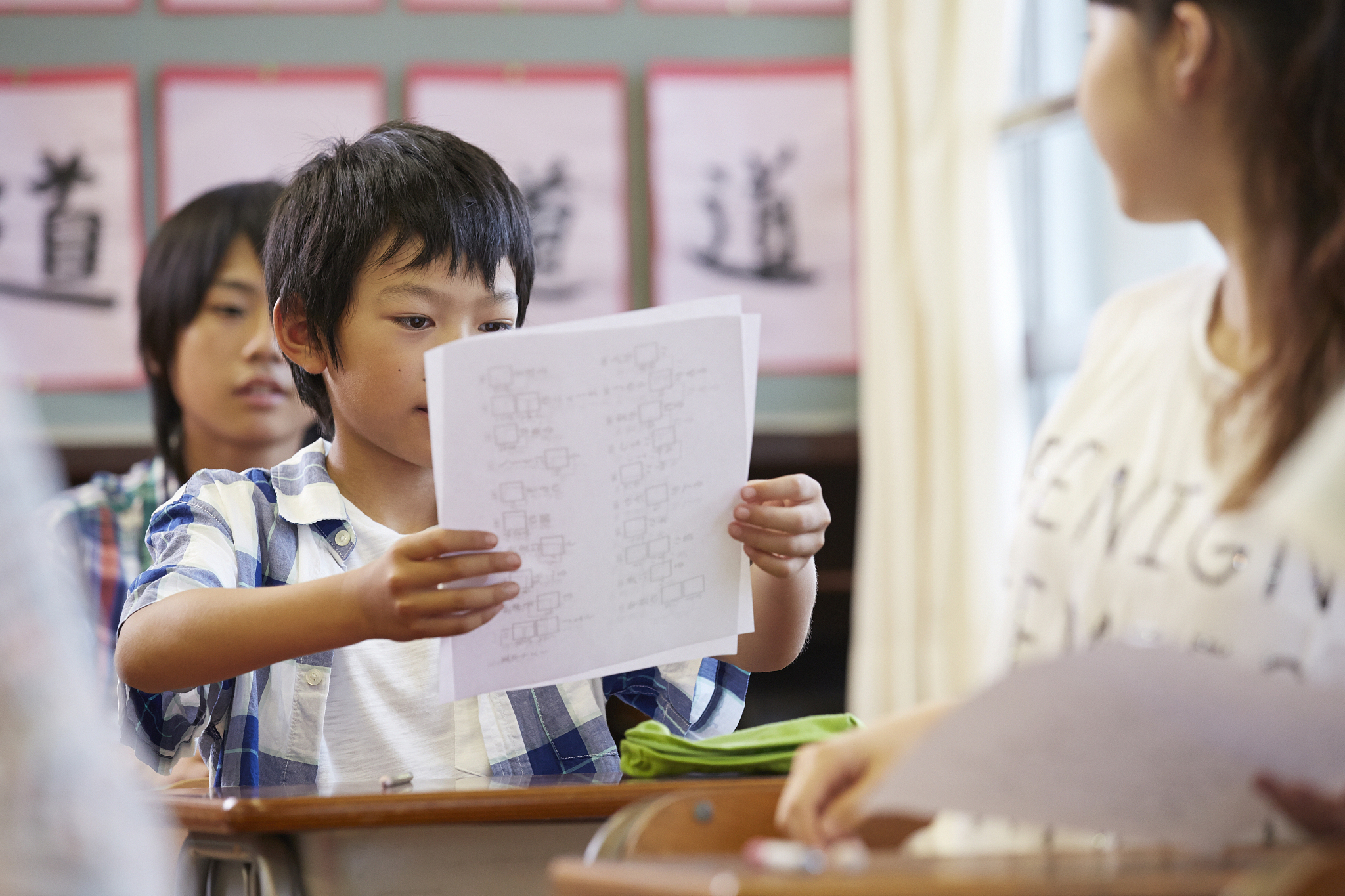 学校社会工作者在面对小学生学习压力过大时可以怎么做？