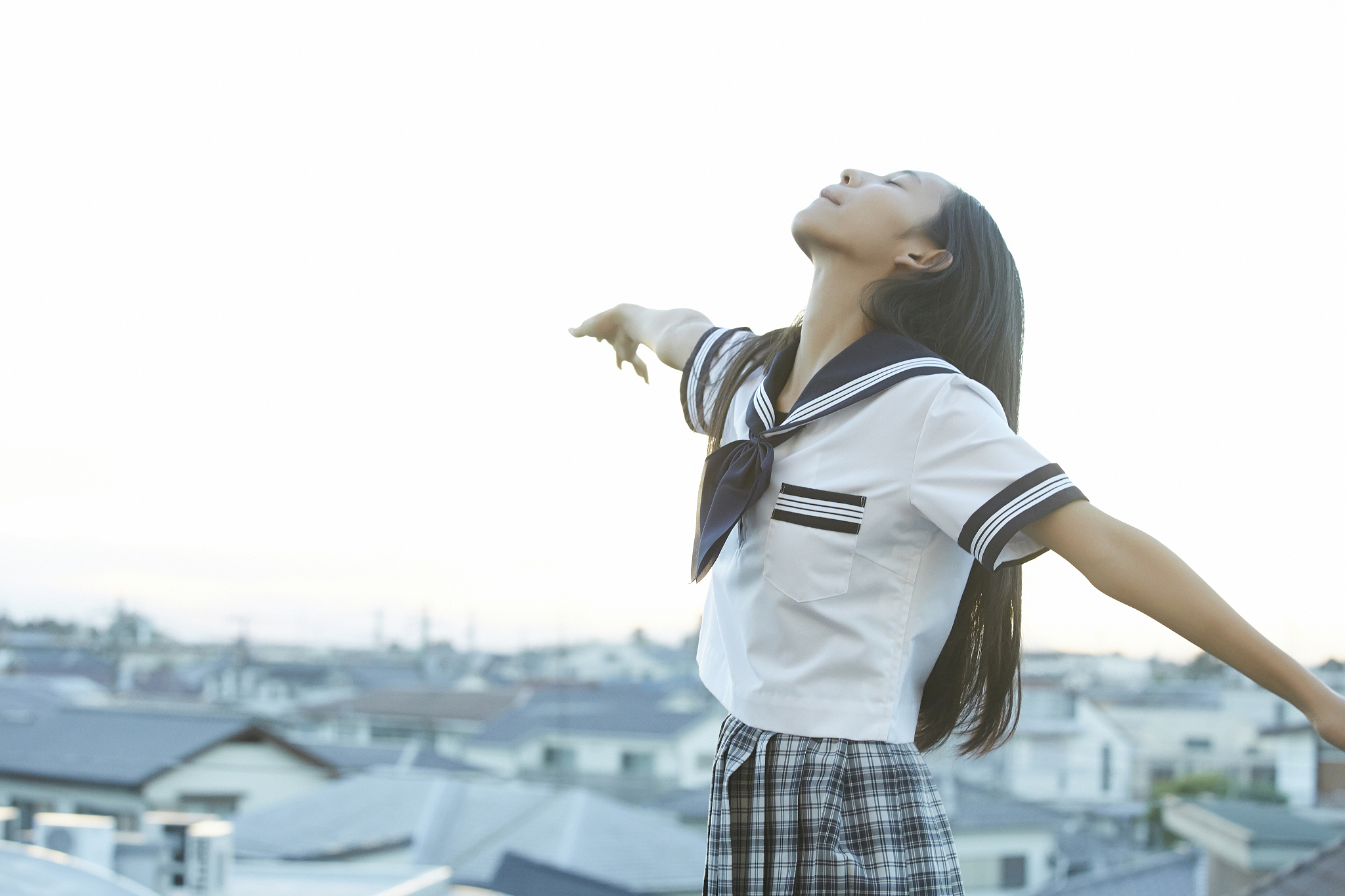 16岁深圳女生校服高马尾，开朗活泼学生形象