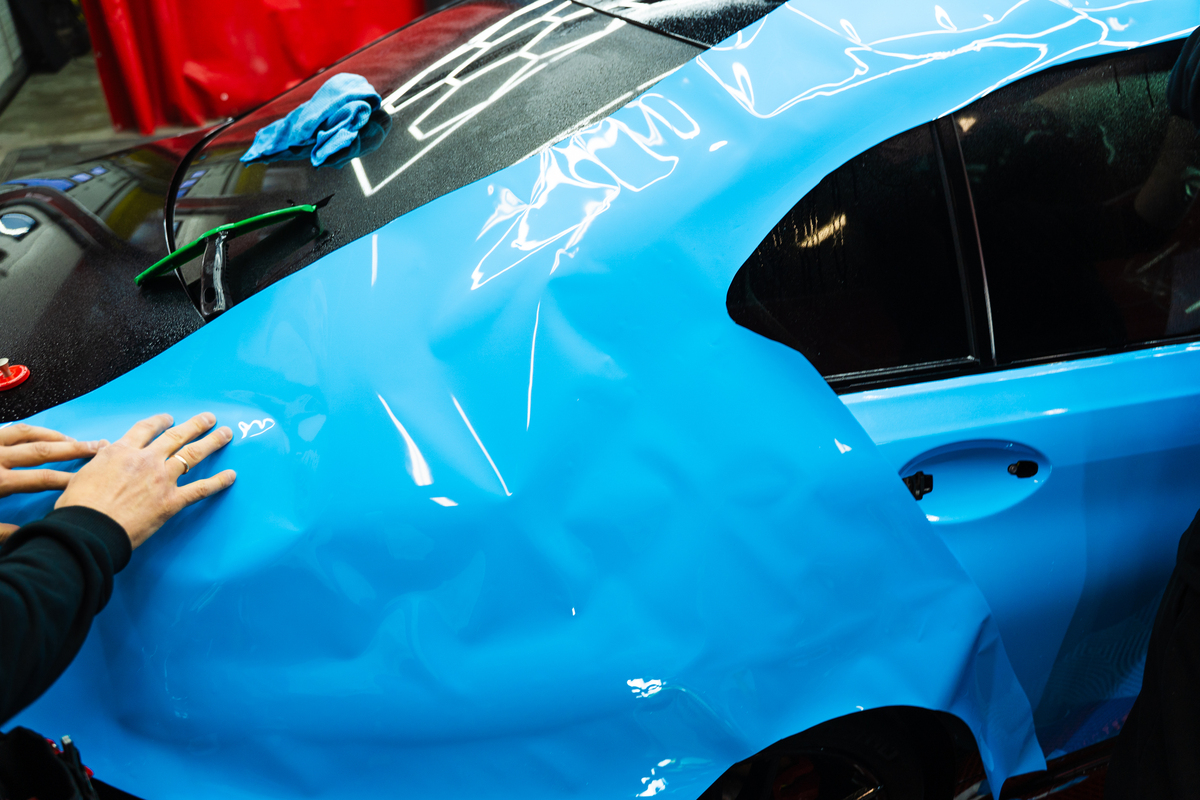 汽车贴膜店老板拍短视频文案：隐形车衣，爱车守护者！