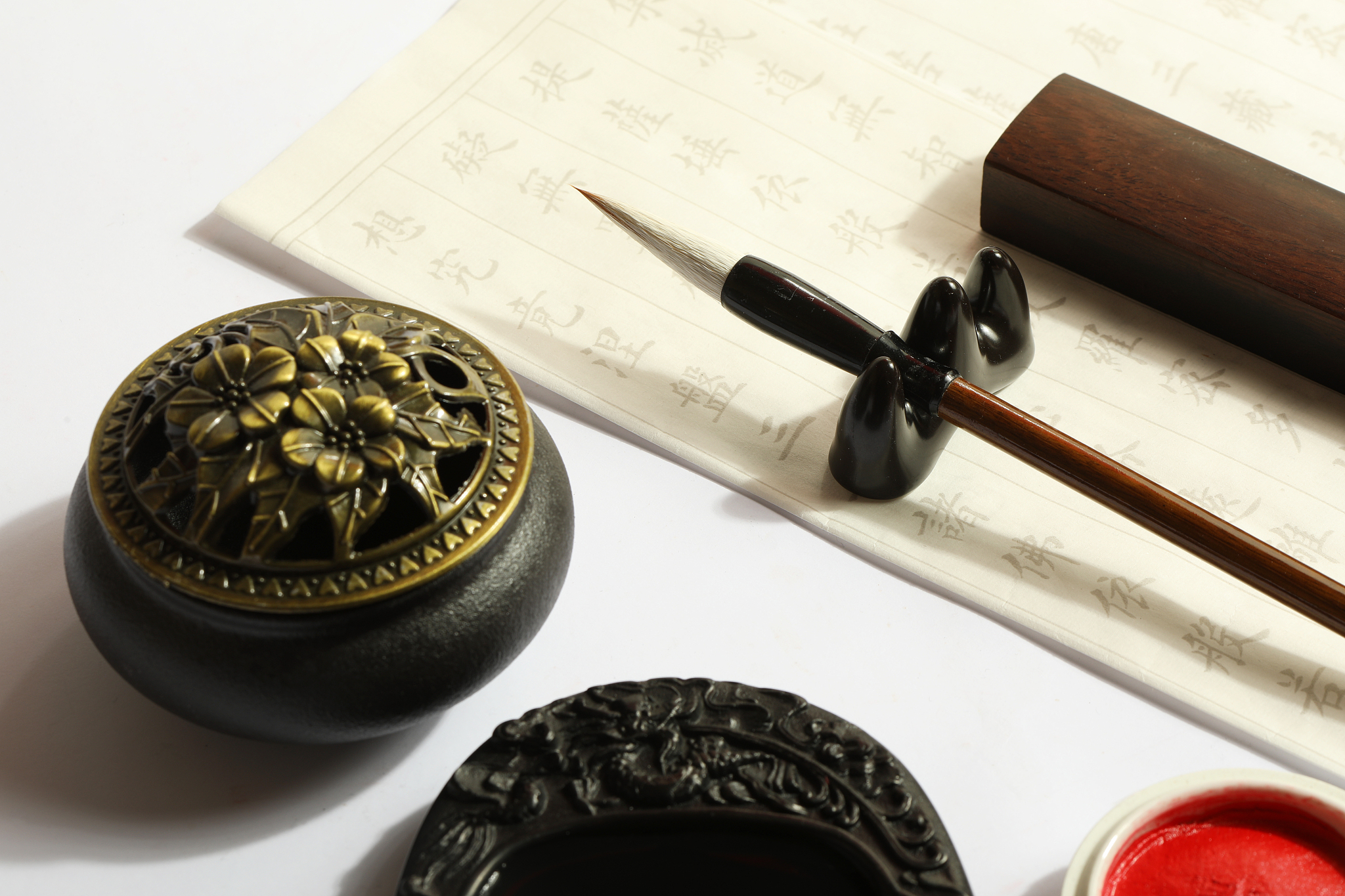 给我一些与牡丹花有关的创意灵感？文创产品或者办公用品方面的