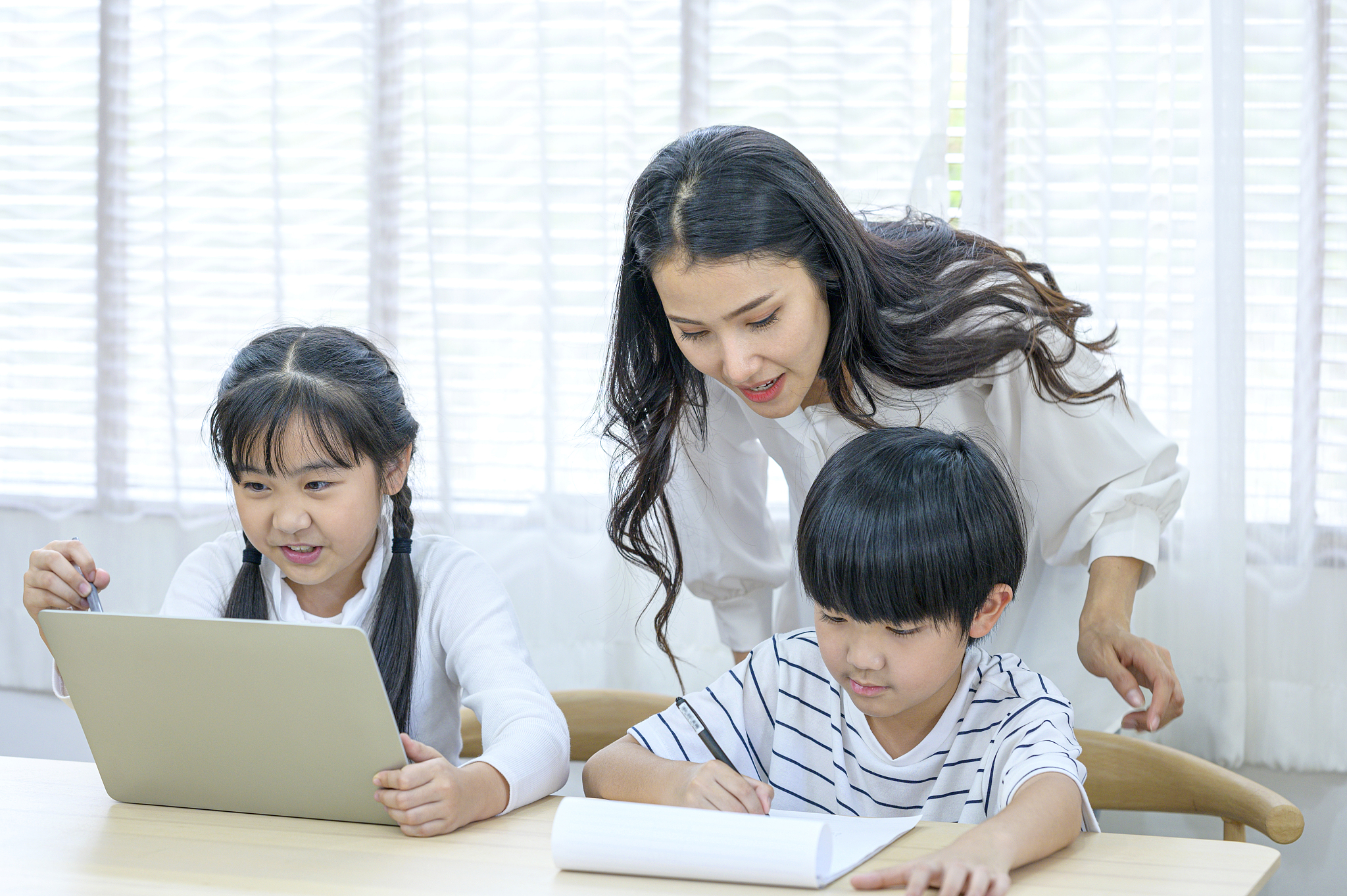 你现在身份一名老师现在要文章参赛请概述二、学前儿童的发展特点注意写作内容要结合日常和实践内容其写作格式如下：一认知发展 二社交发展 三情感发展 四身体发展