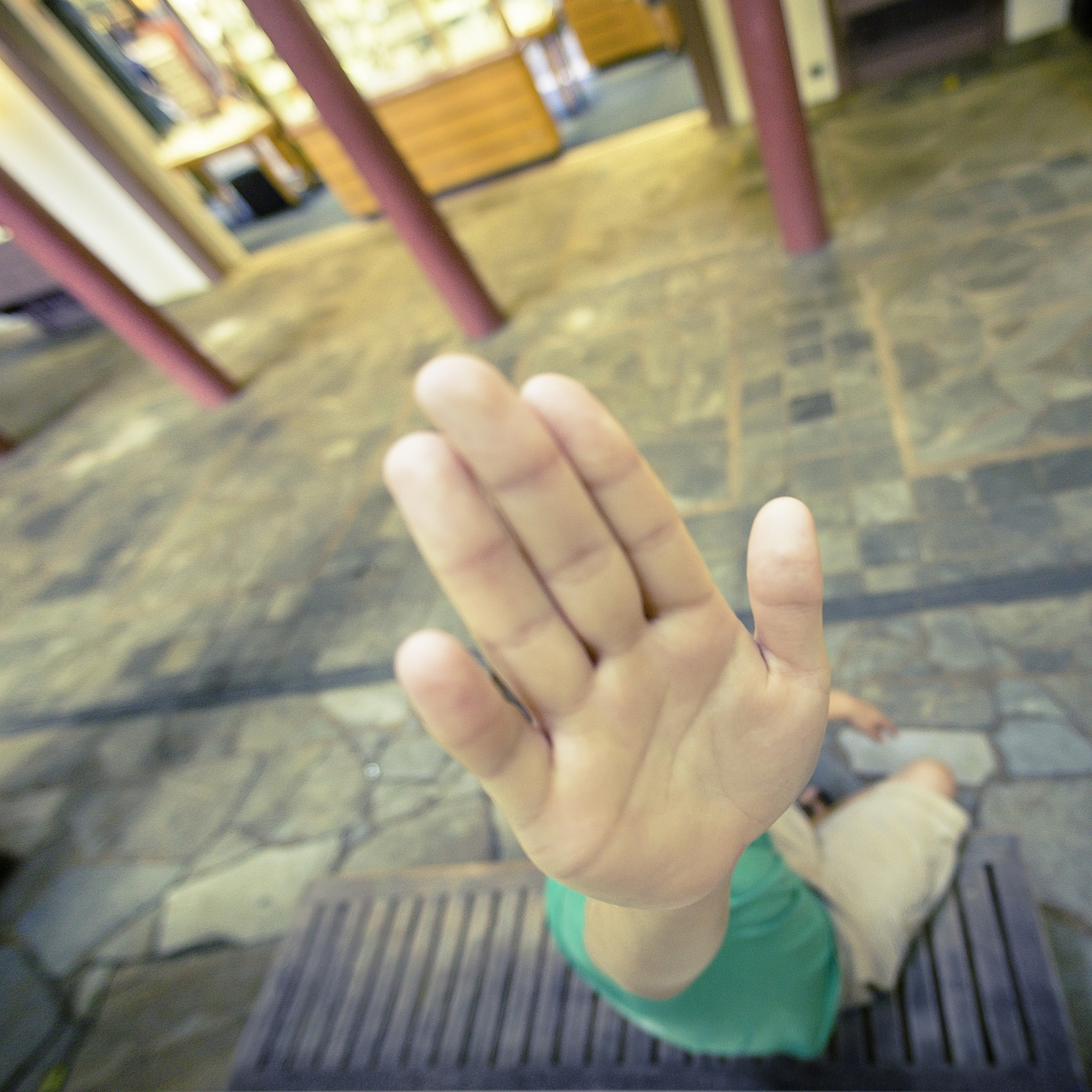 人的左手为什么比右手大。