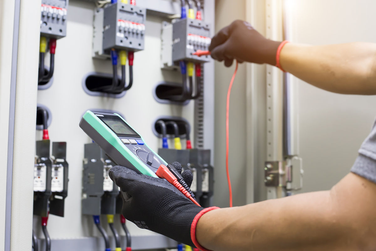 1 实习目的	111实习目的	112实习单位	113实习岗位	22 实习内容	321电气设备维护与检修工作实习	322电气系统设计与调试工作实习	323电气设备故障排除工作实习	424电气设备日常养护工作实习	43 实习结果	631专业知识方面	632工作技能与方法方面	64 实习体会	8写一篇关于摘要部分不得抄袭。