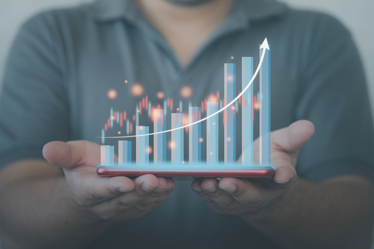 改写这段话，使其语义更加丰富：有助于向市场传递积极的信号，提升投资者信心