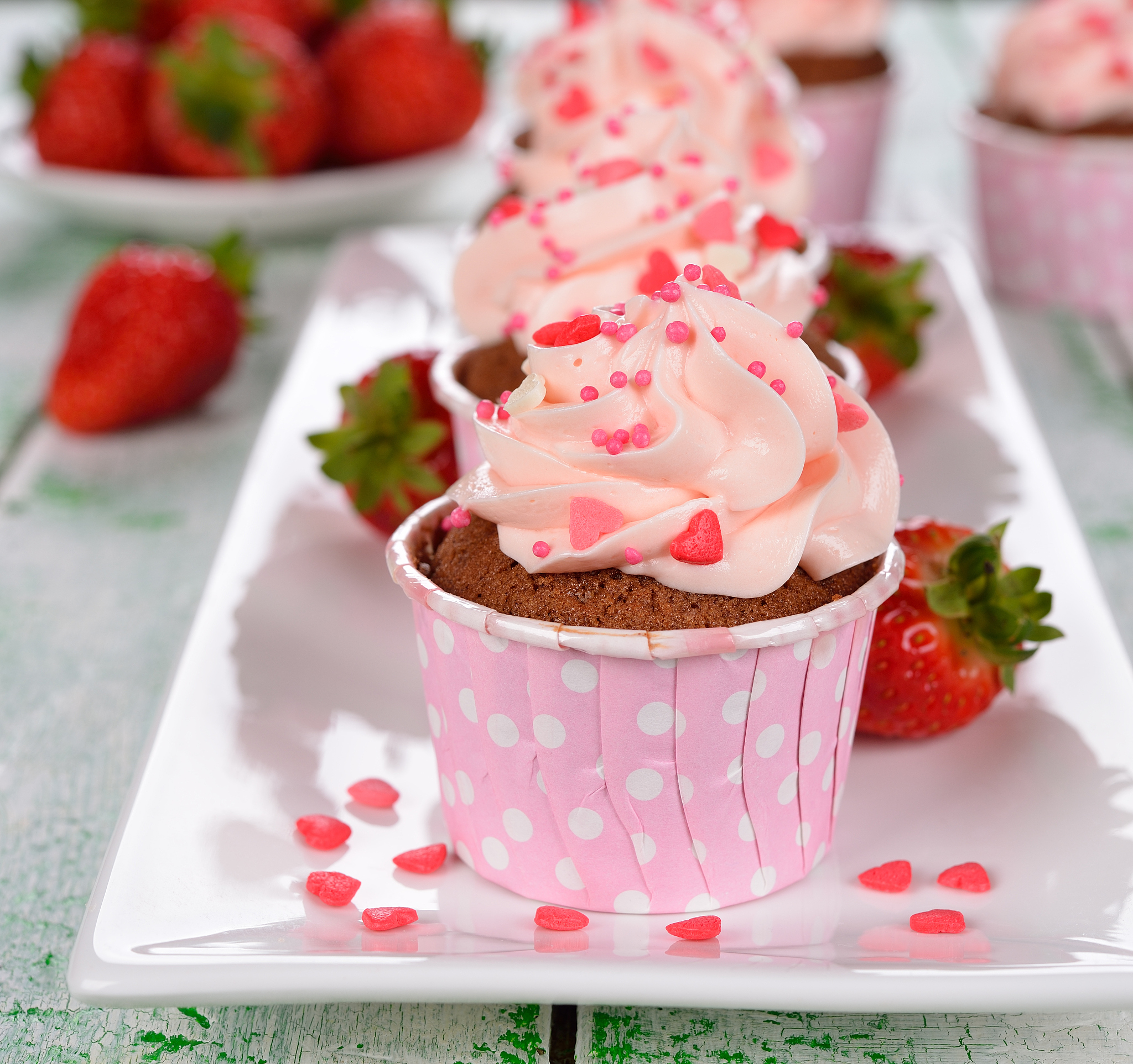 20-Word English Essay on Pink Cupcakes with Chinese Translation