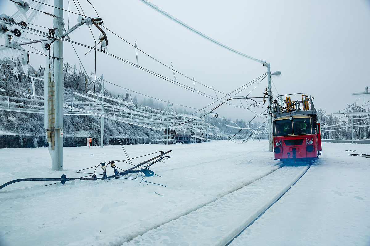 请对论文《基于人工智能技术的电力系统故障诊断与预测研究》的章节42 数据采集和处理的优化方法421 优化传感器布置方案进行写作保证内容合理性不要乱写：