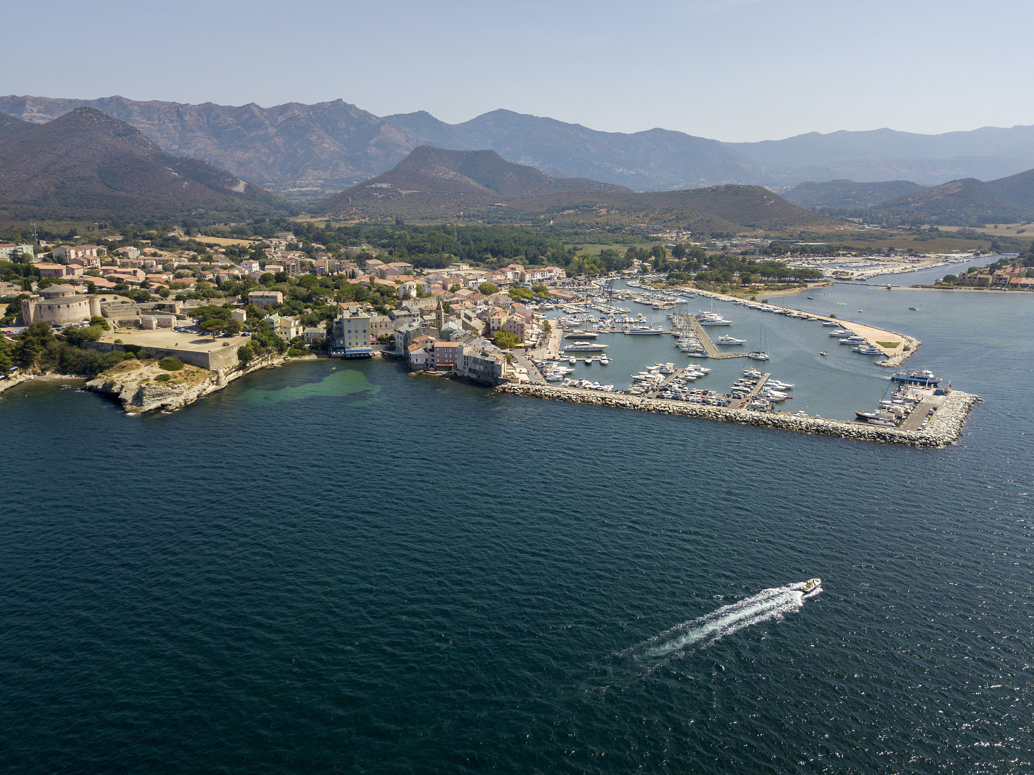 秋天房子成语4字10个：人山人海、门可罗雀、热火朝天…