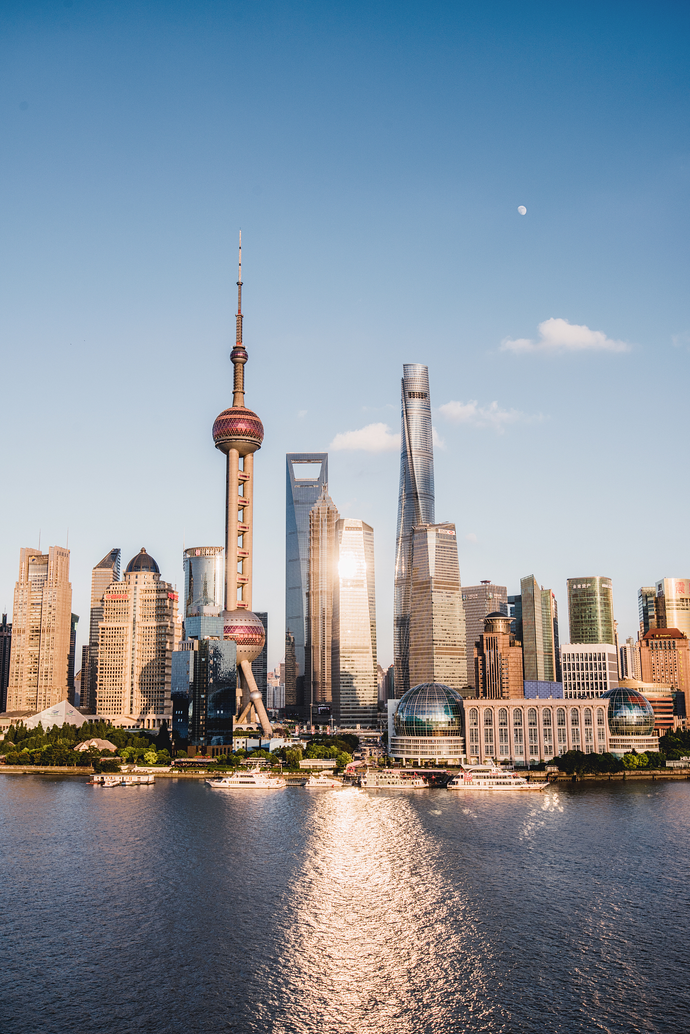 上海：一个充满活力与历史的现代化都市