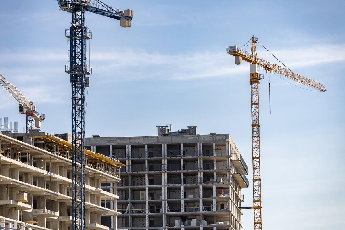 写一篇关于新形势下建筑施工安全管理挑战中技术进步与工程复杂性的增加分析写成一段话的形式。