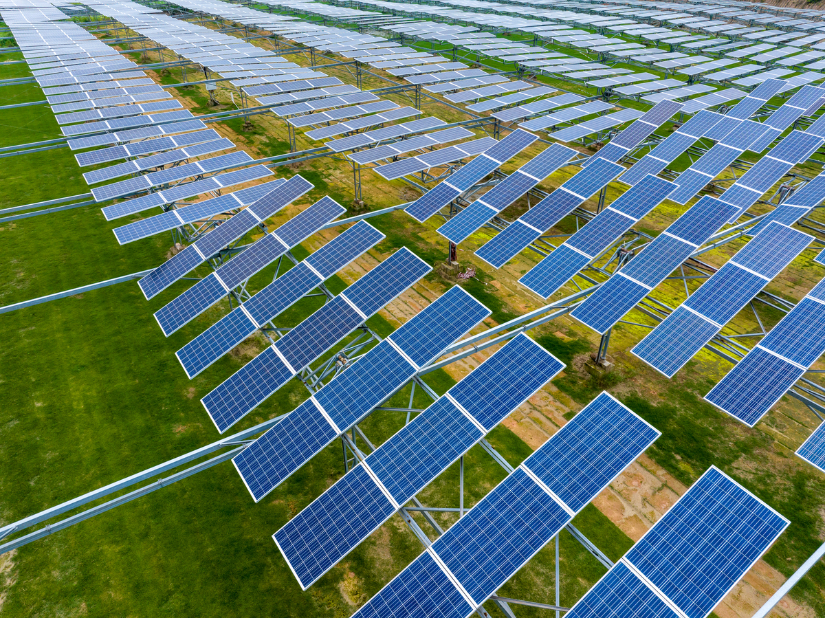 光伏发电站由于其可利用资源丰富获取方式便捷利用高效等特点成为了战略型新兴产业。润色这一句话