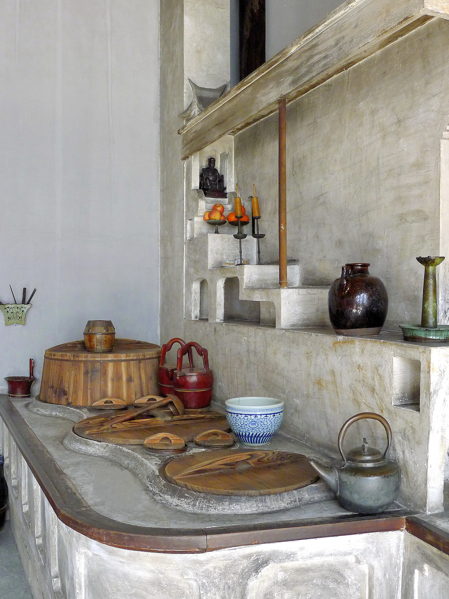 清末杭州人胡雪岩是中国历史上声名极为显赫的商人之一因其在腾达之后屡屡跟朝廷合作为清政府立下汗马功劳而被赏赐二品顶戴成为名副其实的红顶商人。描写刻画胡雪岩的文学作品很多但其中最为经典的当属台湾作家高阳先生1922—1992所创作的胡雪岩系列三部曲———《胡雪岩》全三册、《红顶商人》和《灯火楼台》全三册。高阳先生以其细腻娴熟的笔法刻画出一个胆大心细、仗义疏财、知人善任、长于合作的豪商形象而作为小说高阳