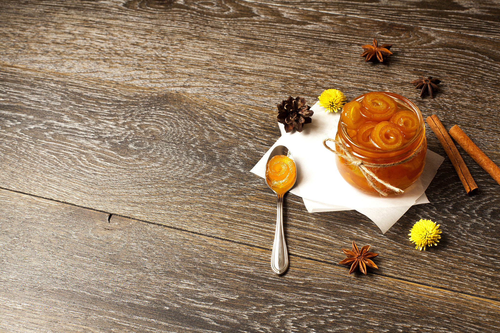 Port Cargo Handling: Potential Contamination Risks with Orange Peel Grab Buckets