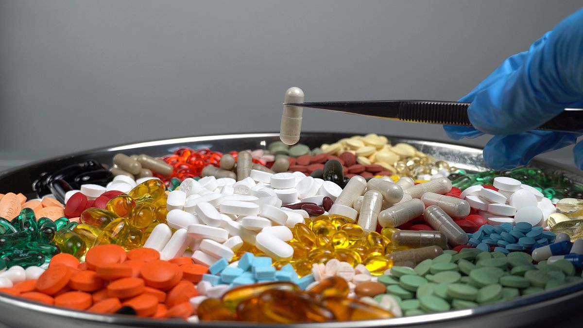 以医务检定员助理的身份写一篇实习日报包含在以医务检定员助理实习过程中遇到的有机化学专业知识包括：实习过程及内容记录典型生产案例记录及分析存在问题、启示正确运用所学专业的基础理论、专业知识全面掌握行业的特点和技术要领并形成一定的职业素养为从事相关岗位工作做储备