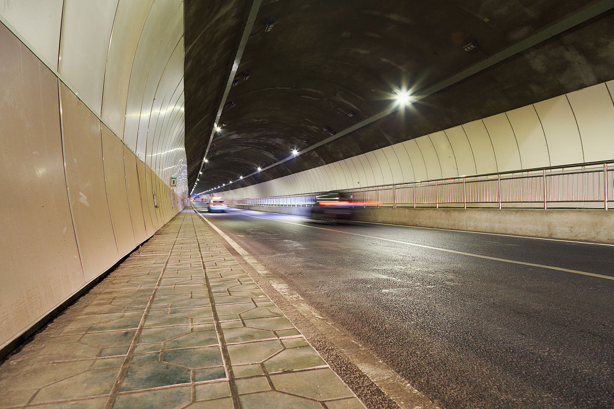 形容隧道很长的形容词有哪些？